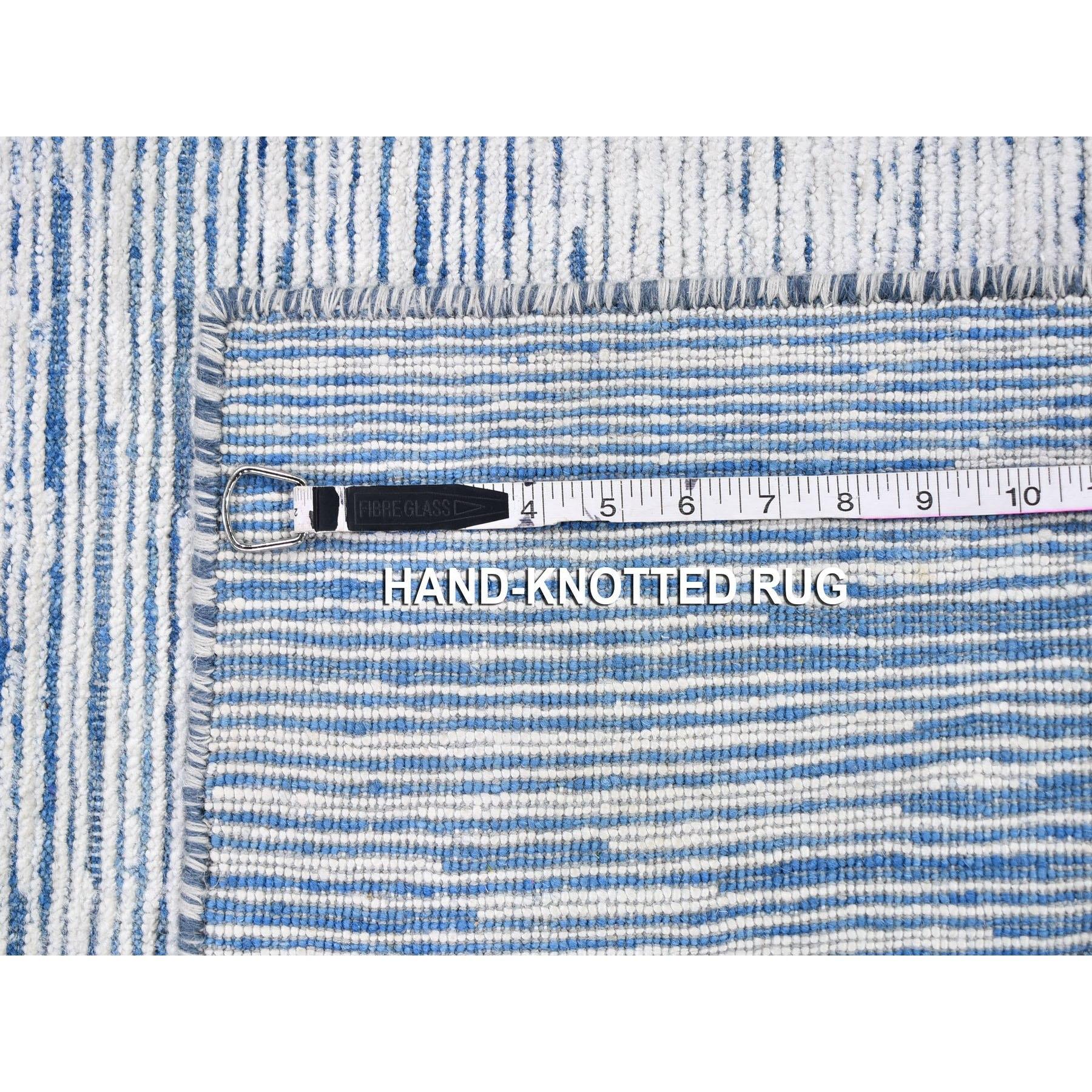 Noué à la main 2'x3' Tapis d'Orient Bleu Striae Design Soie et Laine Texturée Noué à la Main en vente