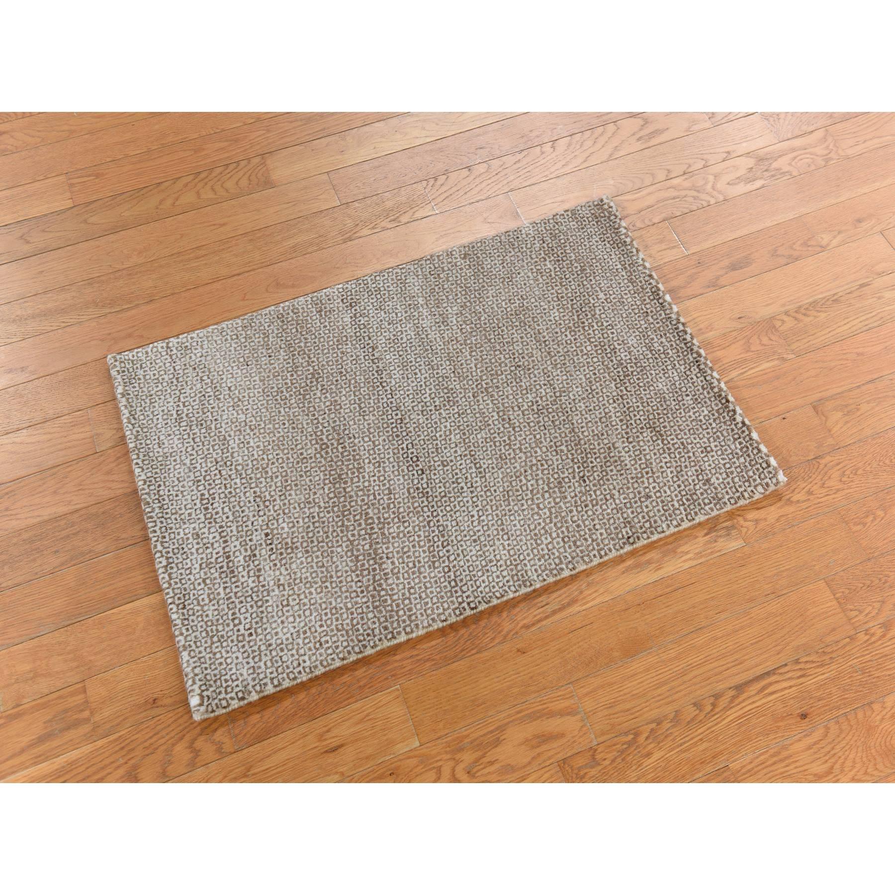 Knochenweiß, Punktmuster, Muster, Reine Alpaka Rohwolle, Handgeknüpft, Superweich und fein im Griff, Matte, Orientteppich
Primäre MATERIALIEN: Wolle
Latex: Kein Flor 
Höhe: 0,25 Zoll
Stil: AM Contemporary
Grundfarbe: Elfenbein
Sekundärfarben: