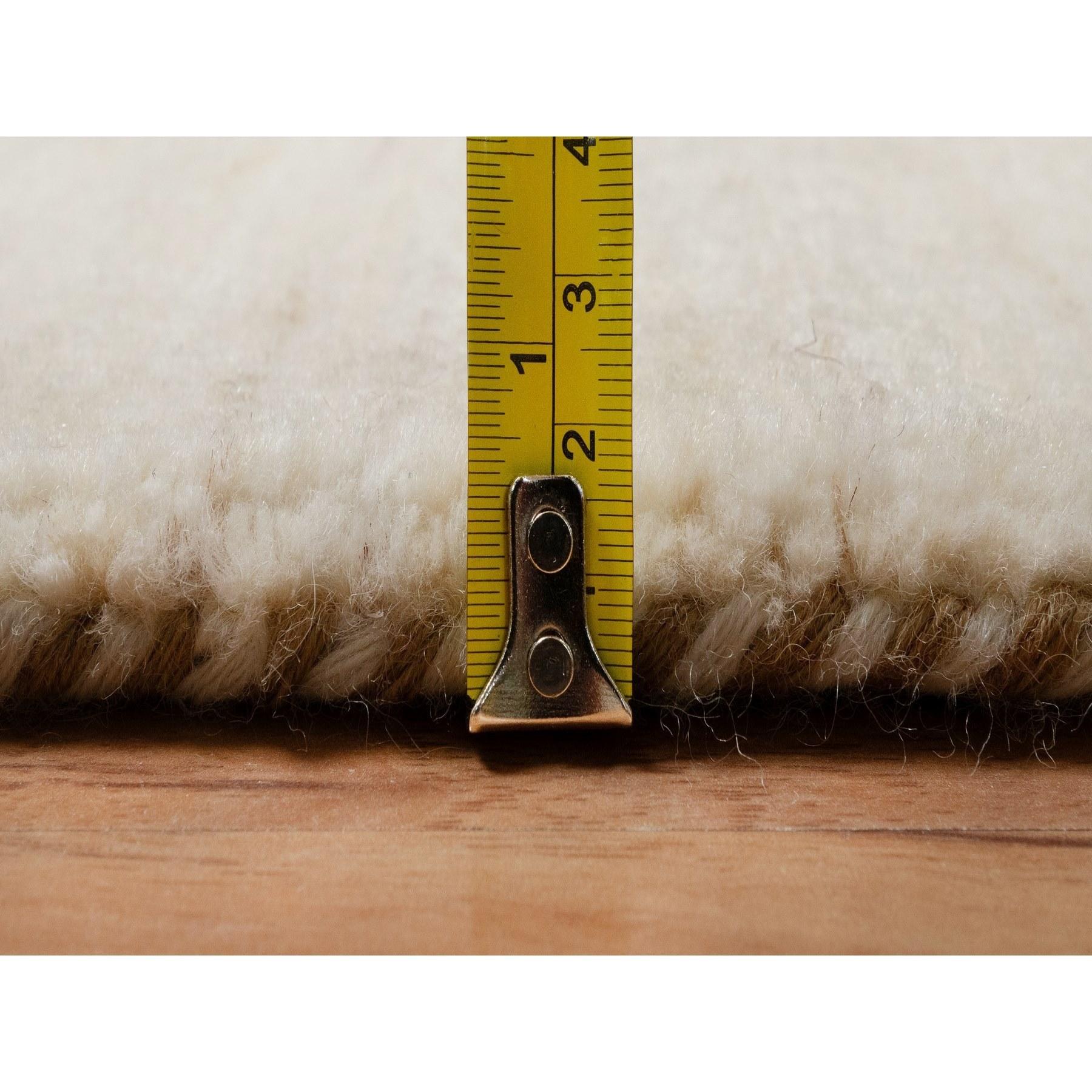 XXI secolo e contemporaneo Tappeto in lana annodato a mano 2'x3' Bone White, spesso e soffice, dal design moderno e lineare in vendita