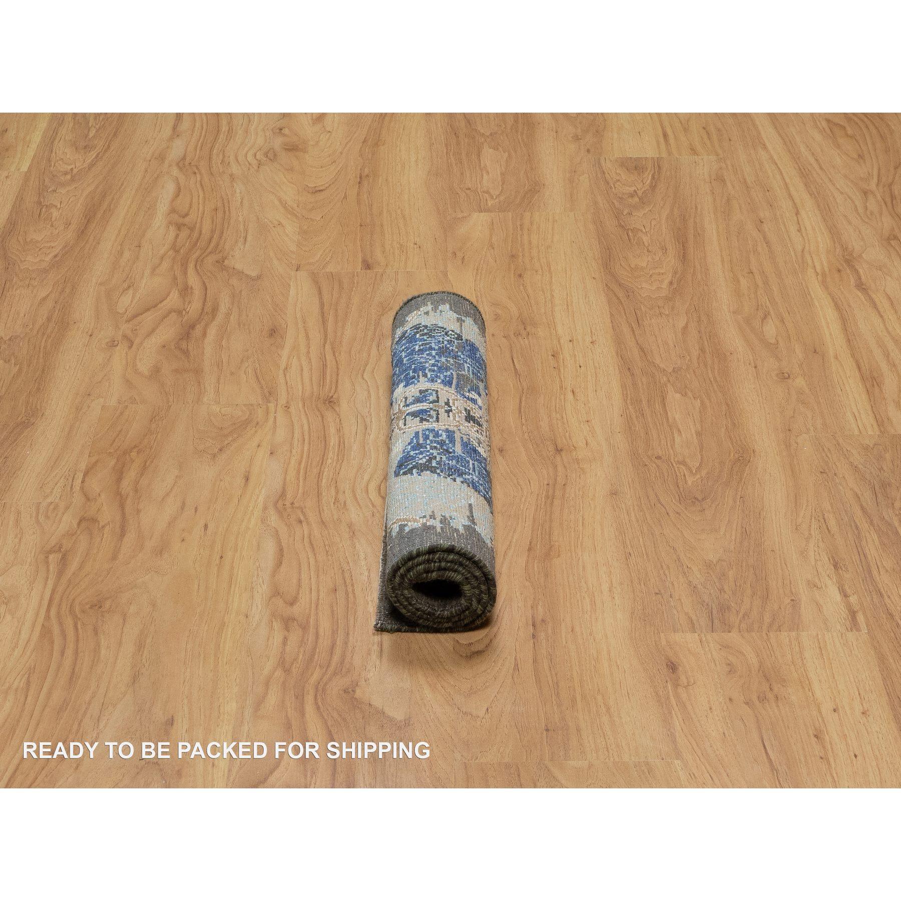 2'x3' Brauner Broken Persian Sarouk Design Handgeknüpfter Teppich aus Wolle und Seide (21. Jahrhundert und zeitgenössisch) im Angebot