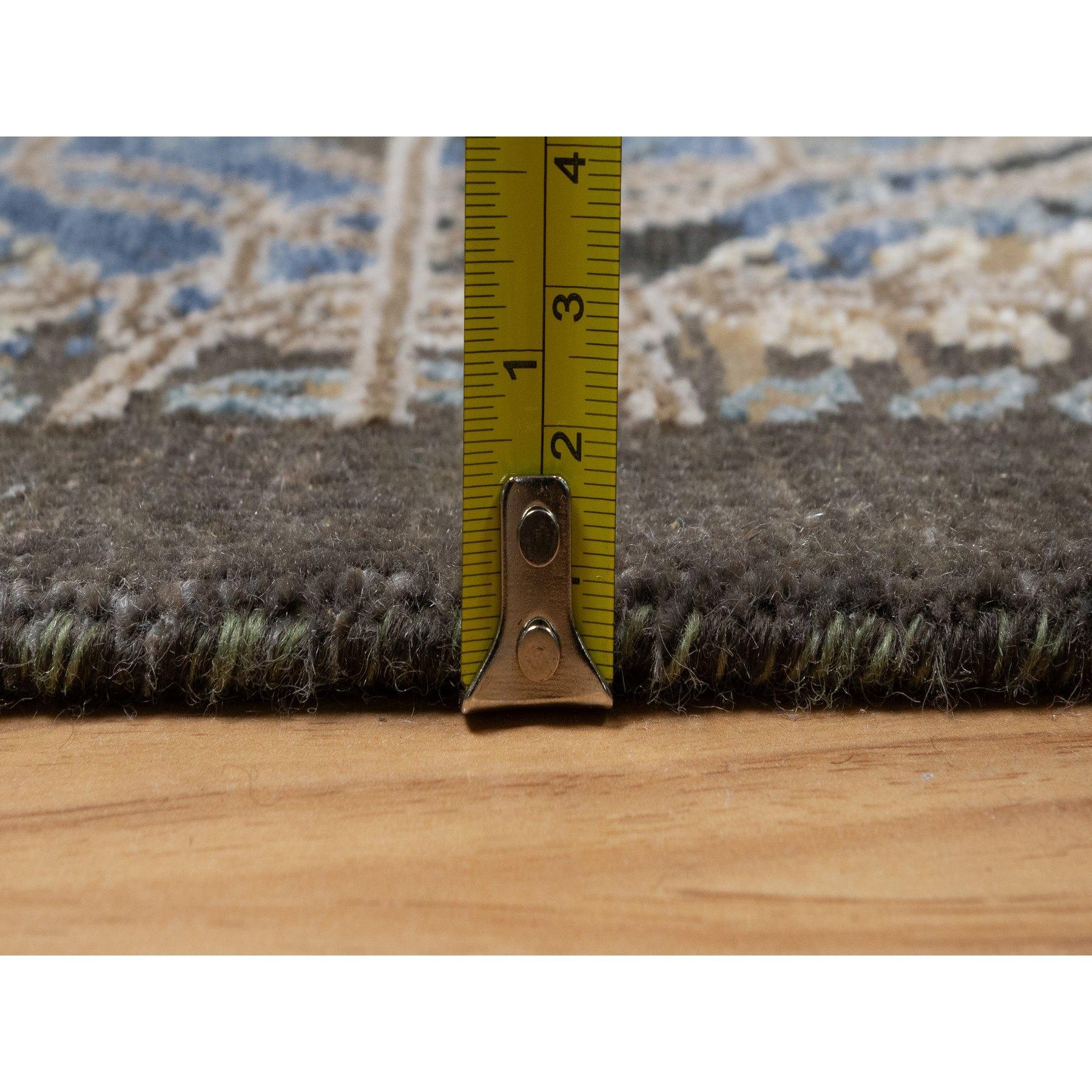 2'x3' Brauner Broken Persian Sarouk Design Handgeknüpfter Teppich aus Wolle und Seide im Angebot 1