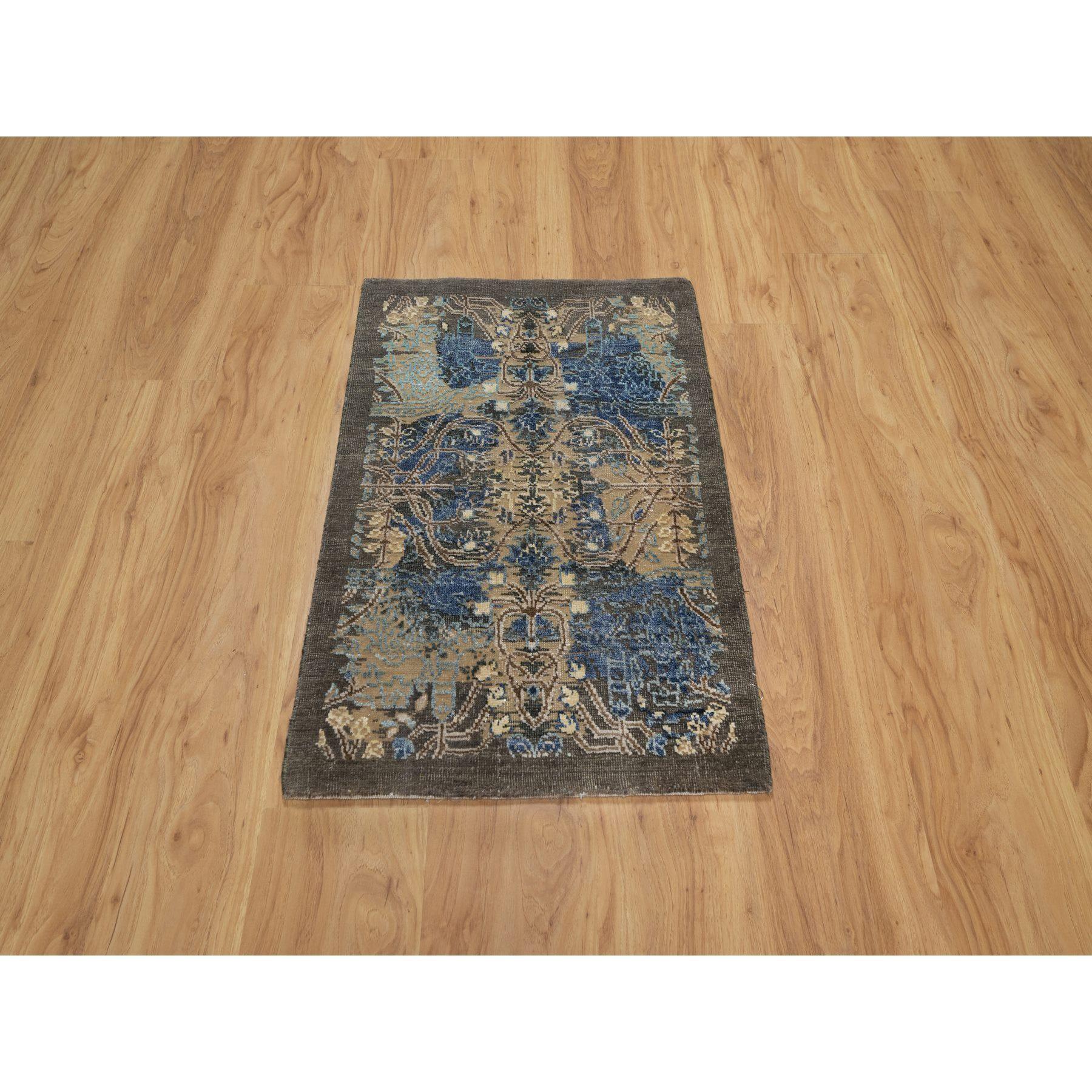 Khakibraun, gebrochenes und gelöschtes persisches Sarouk-Design, dichtere Webart, natürliche Farbstoffe, handgeknüpft, Wolle und Seide, Matte, Orientteppich
Primäre MATERIALIEN: Wolle & Seide
Latex: Kein Flor 
Höhe: 0,25 Zoll
Stil: AM