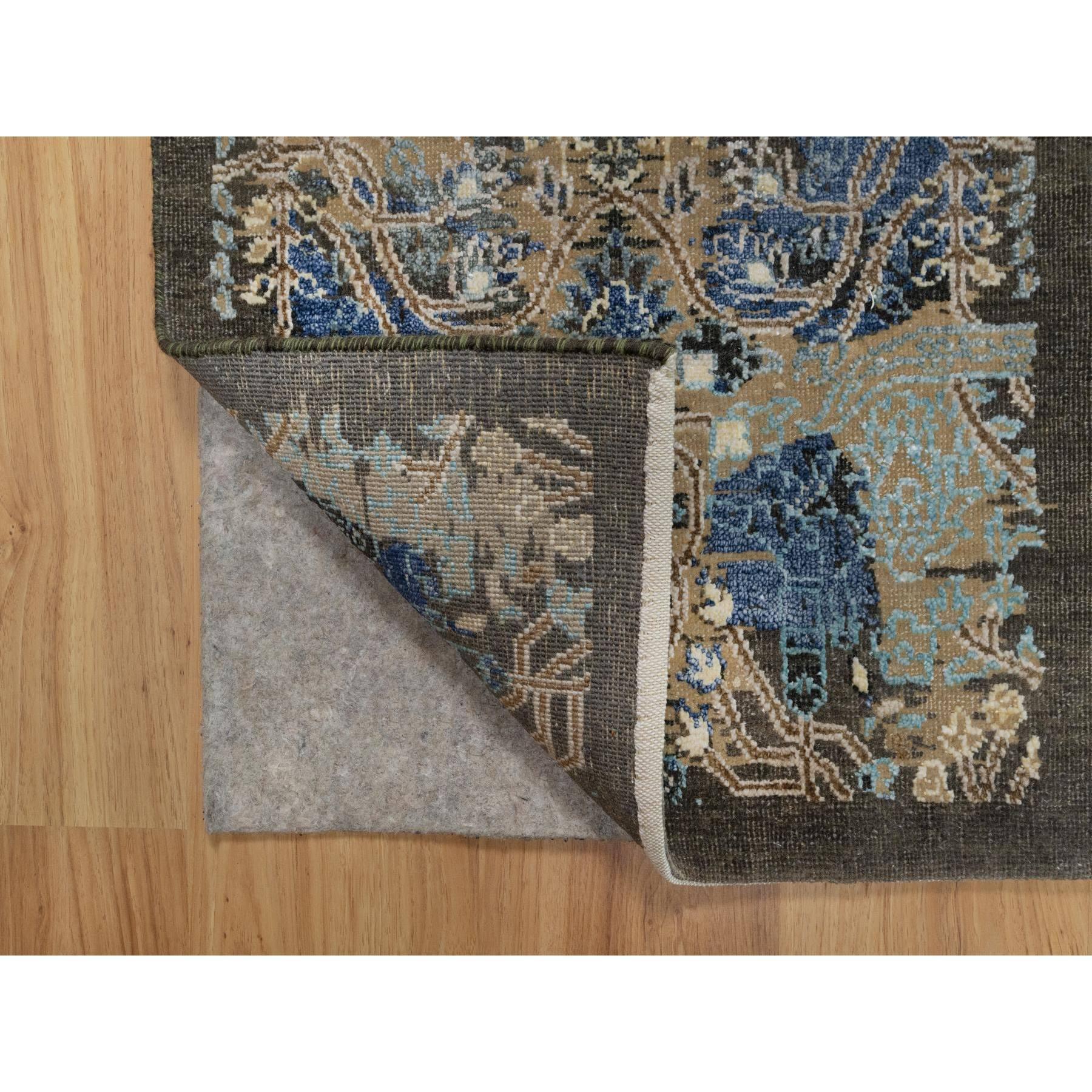2'x3' Brauner handgeknüpfter gelöschter persischer Sarouk Design Woll- und Seidenteppich (Moderne) im Angebot