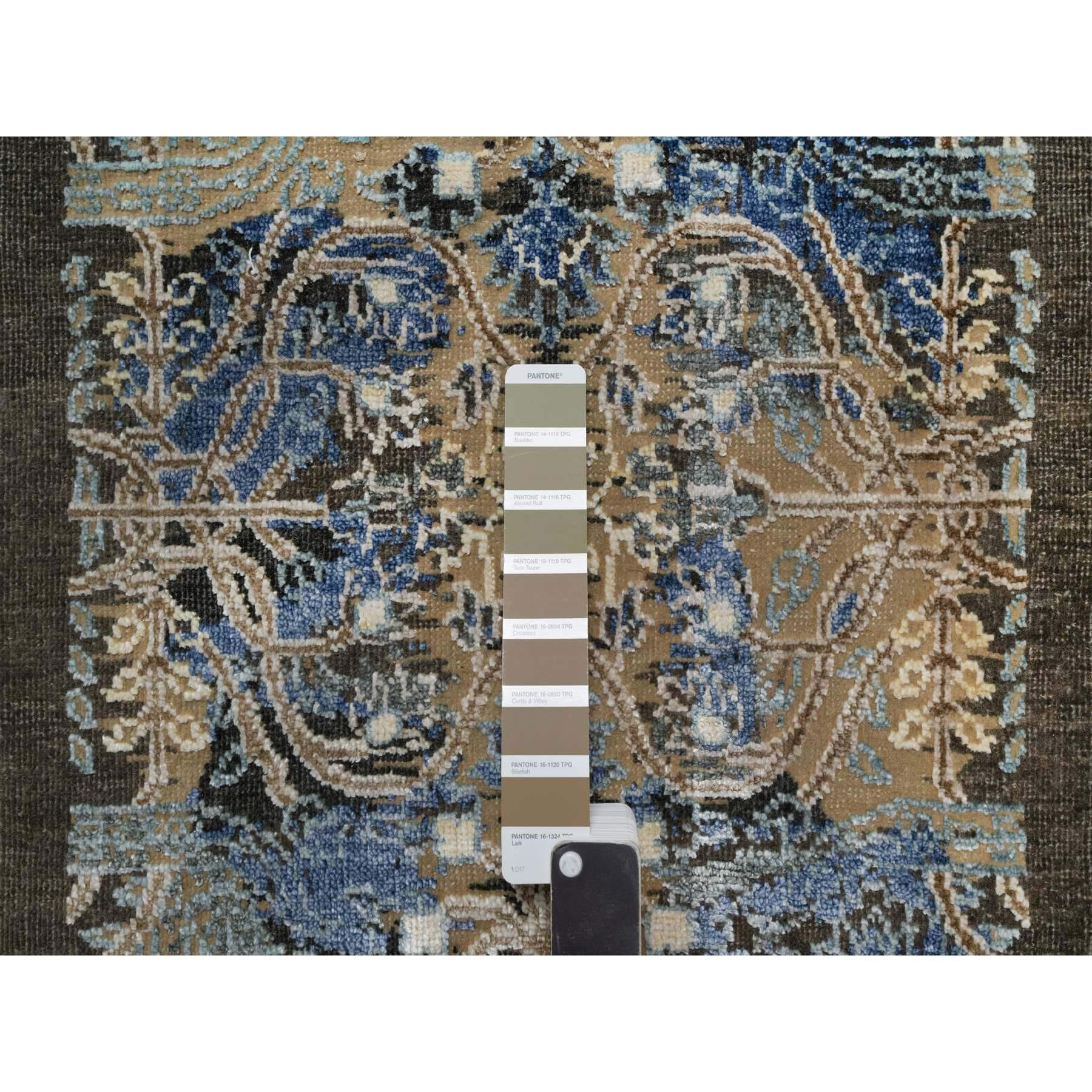 2'x3' Brauner handgeknüpfter gelöschter persischer Sarouk Design Woll- und Seidenteppich (Indisch) im Angebot