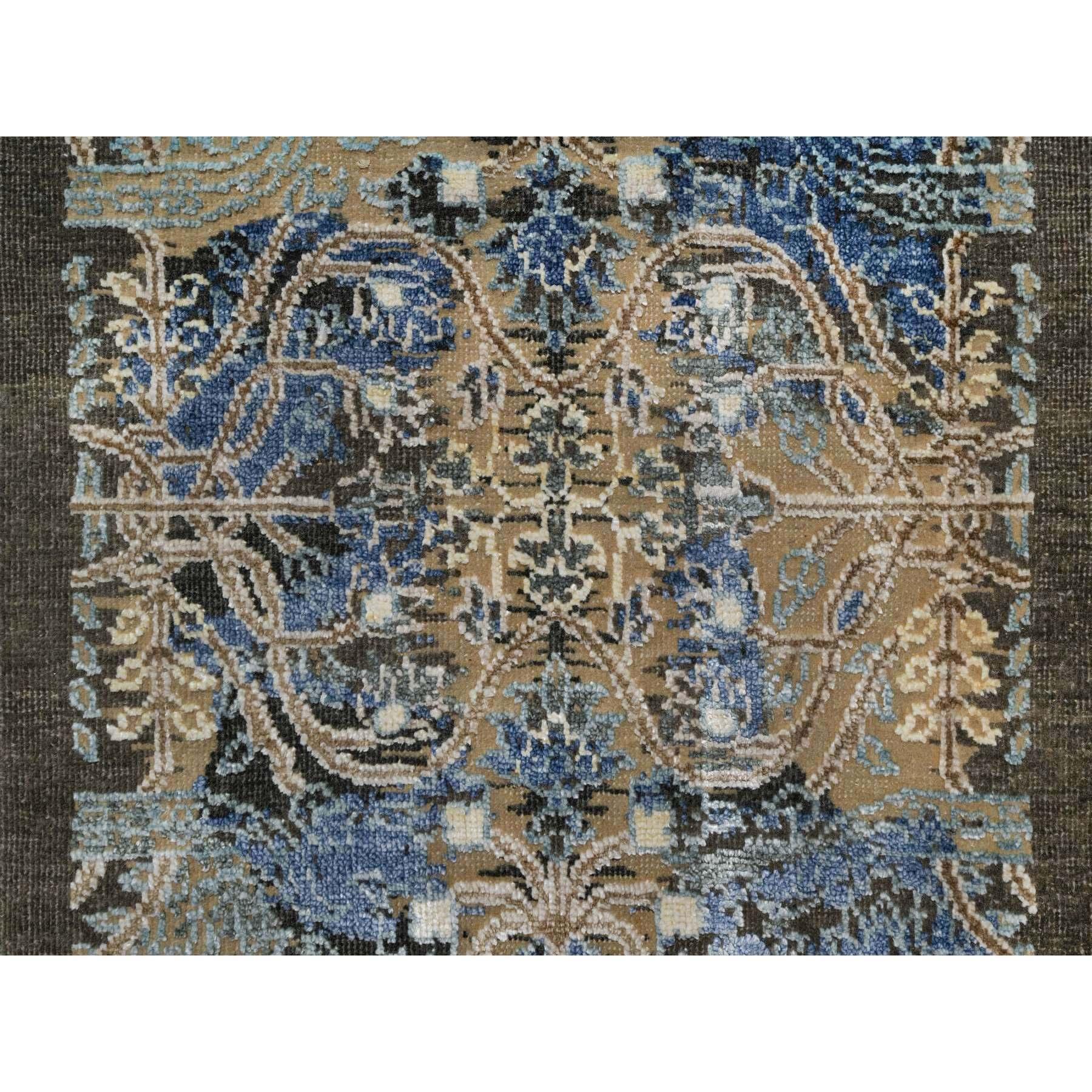 2'x3' Brauner handgeknüpfter gelöschter persischer Sarouk Design Woll- und Seidenteppich (Handgeknüpft) im Angebot