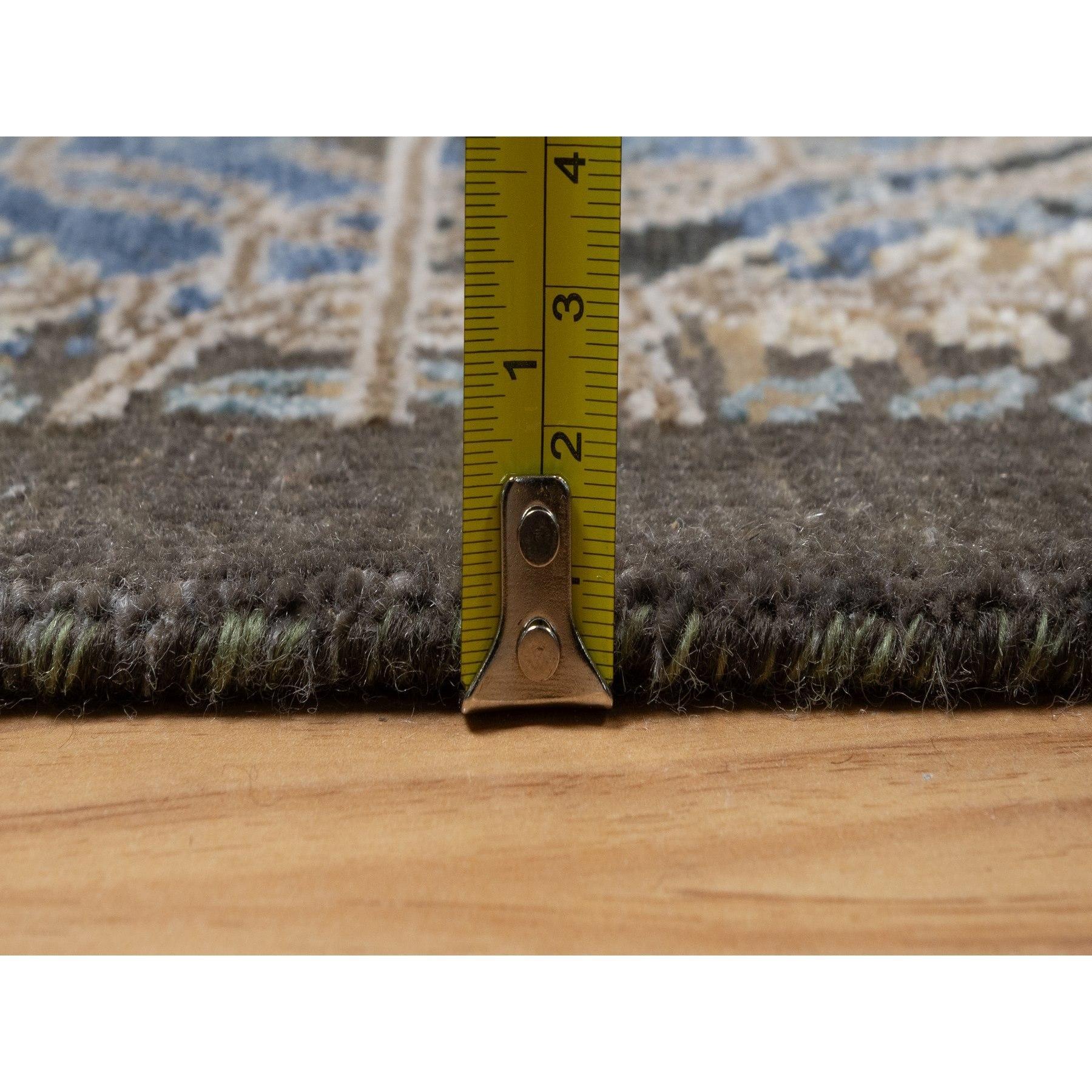 2'x3' Brauner handgeknüpfter gelöschter persischer Sarouk Design Woll- und Seidenteppich (21. Jahrhundert und zeitgenössisch) im Angebot