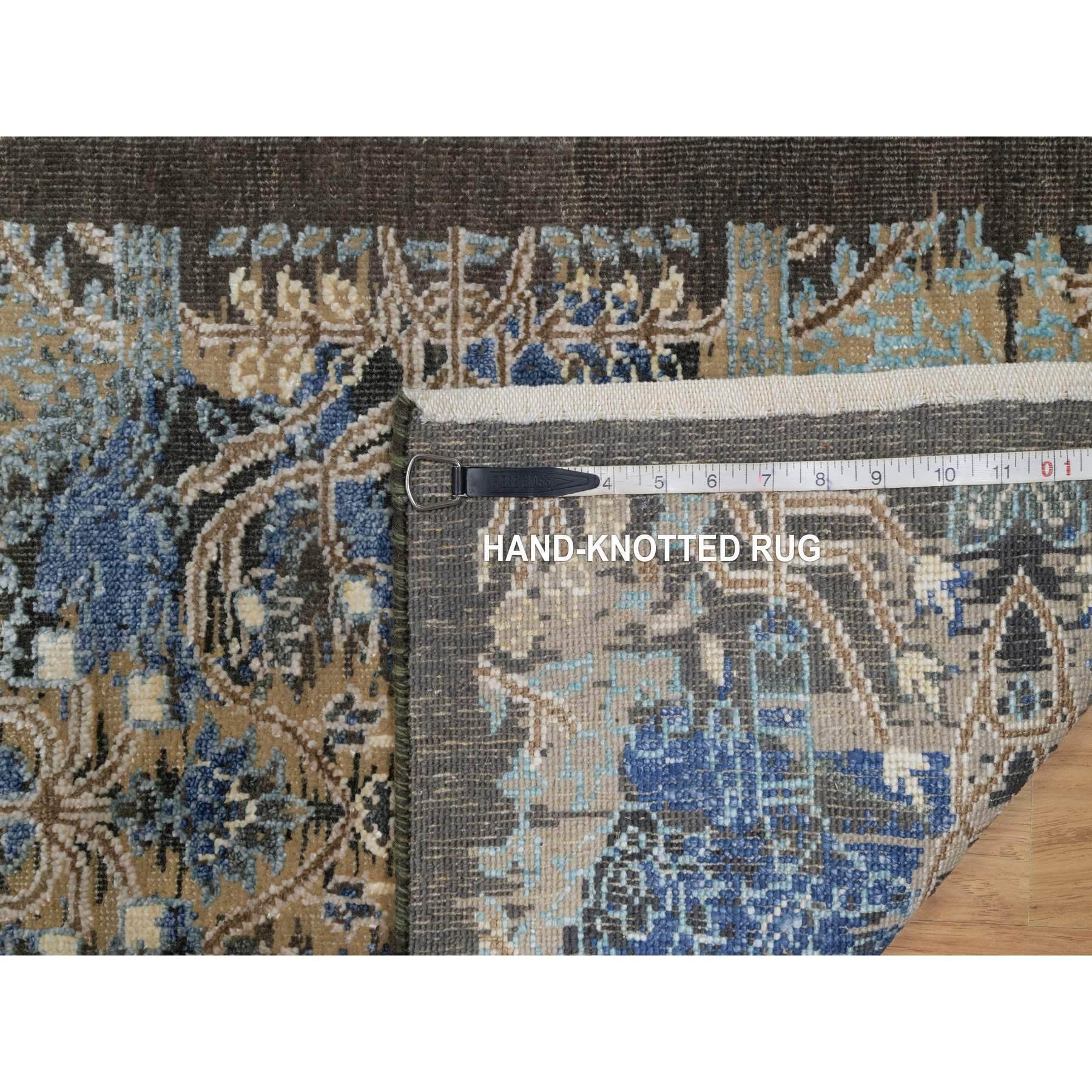 2'x3' Brauner handgeknüpfter gelöschter persischer Sarouk Design Woll- und Seidenteppich (Wolle) im Angebot
