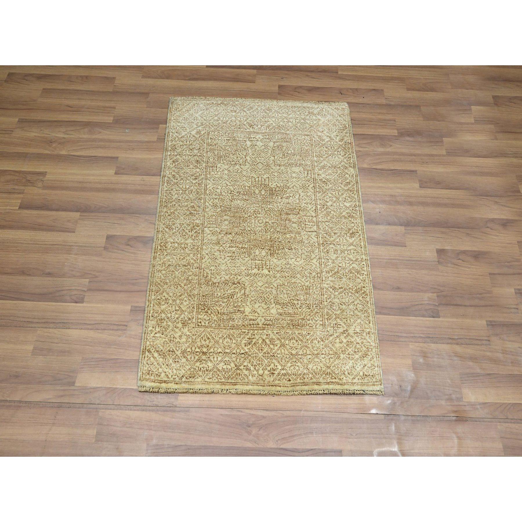 Honigbraun, Kompliziertes sich wiederholendes geometrisches Muster, Ton in Ton, Wolle und Seide, Handgeknüpft, Matt, Muster, Orientteppich
Primäre MATERIALIEN: Wolle & Seide
Latex: Kein Flor 
Höhe: 0,25 Zoll
Stil: Transitional
Grundfarbe: