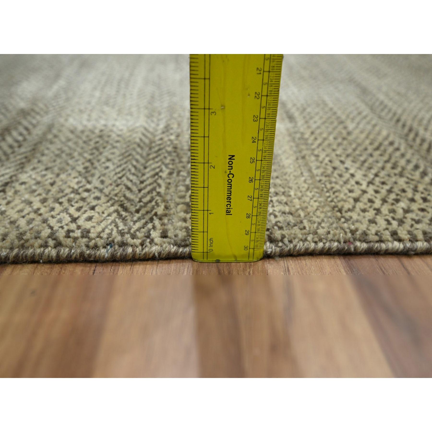 2'x3' Braun Modern Grass Design Handgeknüpft Undyed Natural Wool Matte Teppich (Moderne) im Angebot