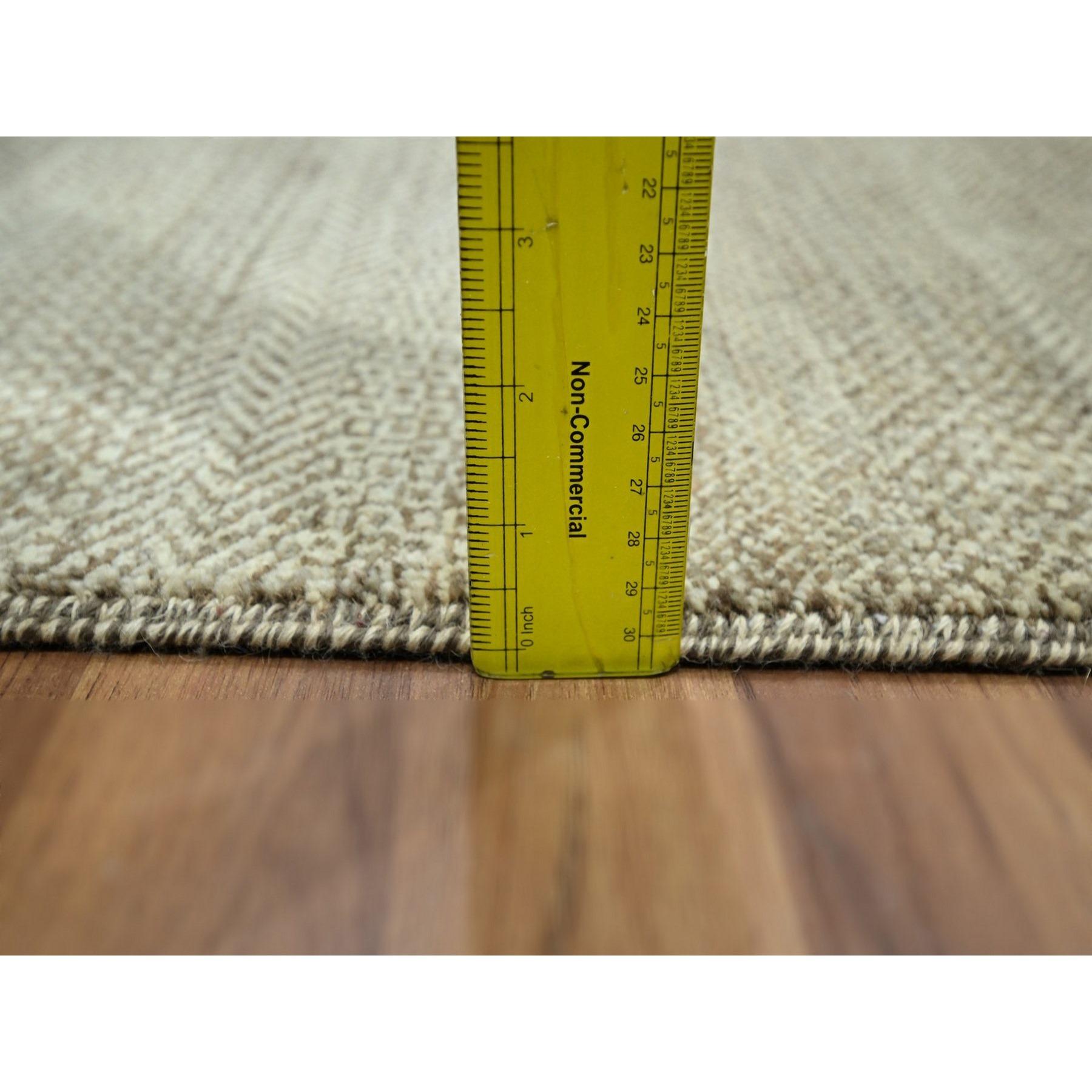 Moderno Tappeto marrone con design moderno dell'erba, in lana naturale non colorata e annodata a mano. in vendita