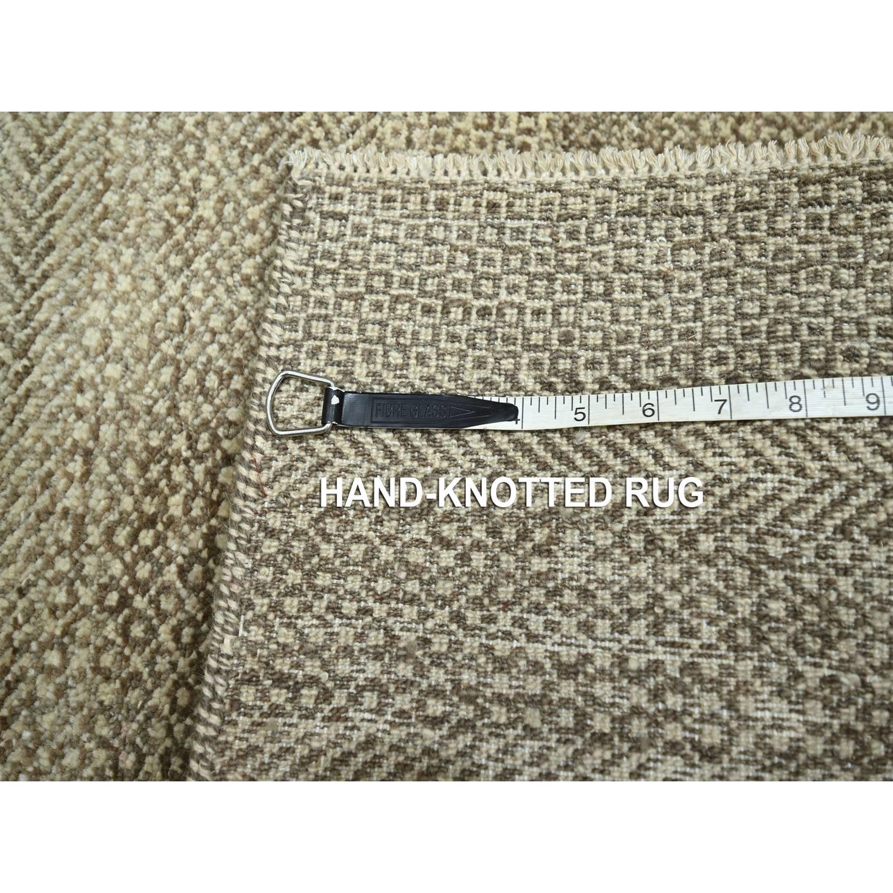 Indiano Tappeto marrone con design moderno dell'erba, in lana naturale non colorata e annodata a mano. in vendita