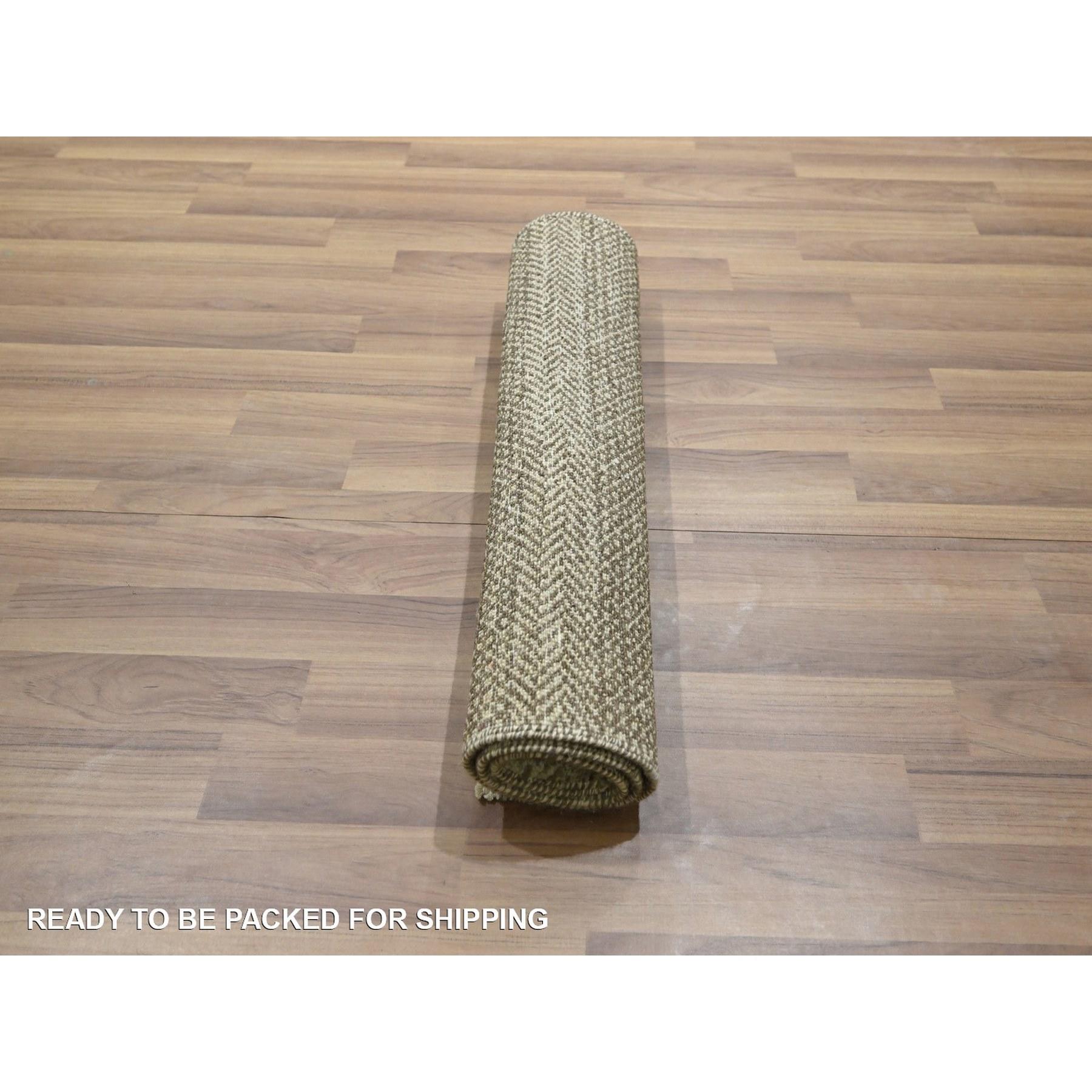 Annodato a mano Tappeto marrone con design moderno dell'erba, in lana naturale non colorata e annodata a mano. in vendita