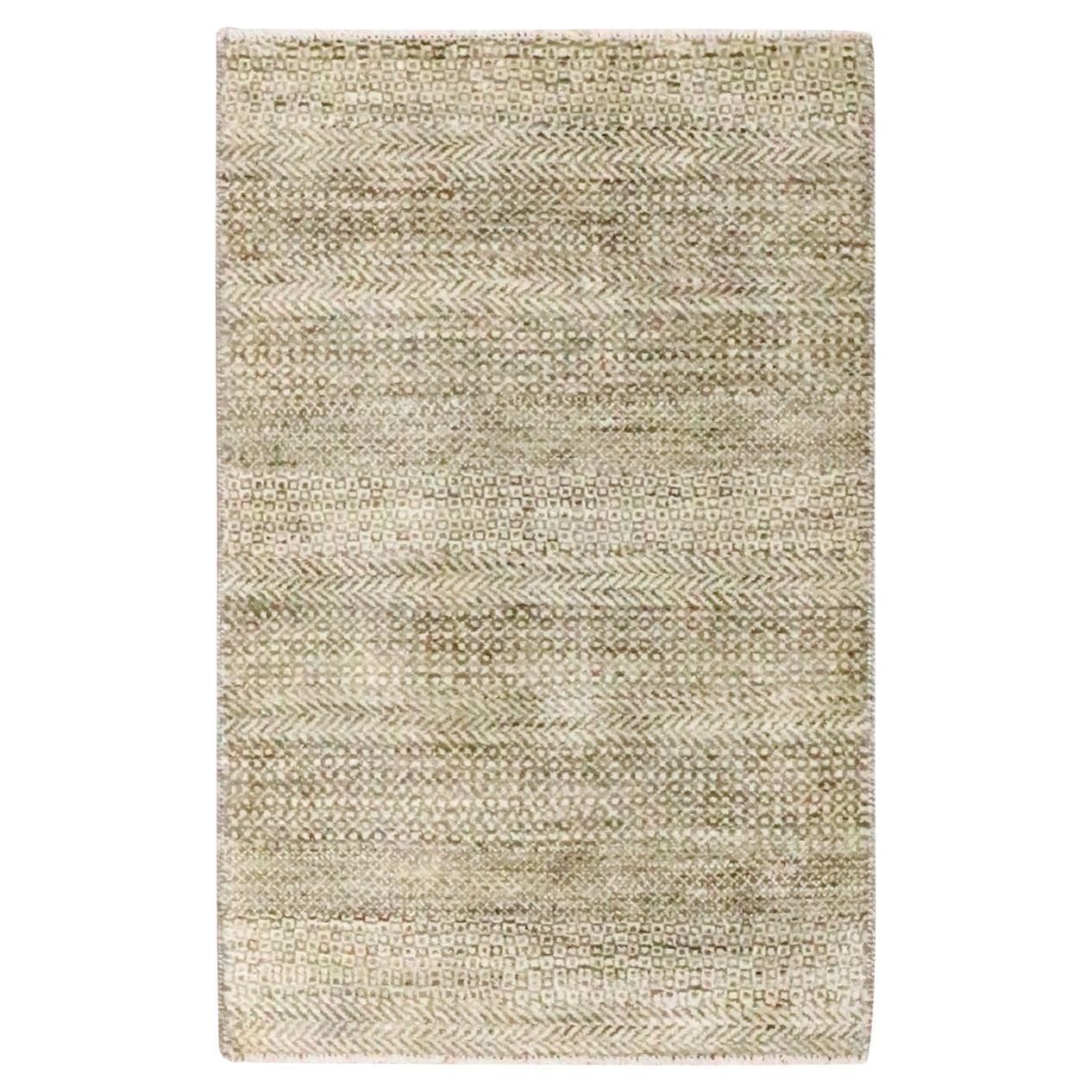 Tappeto marrone con design moderno dell
erba, in lana naturale non colorata e annodata a mano.