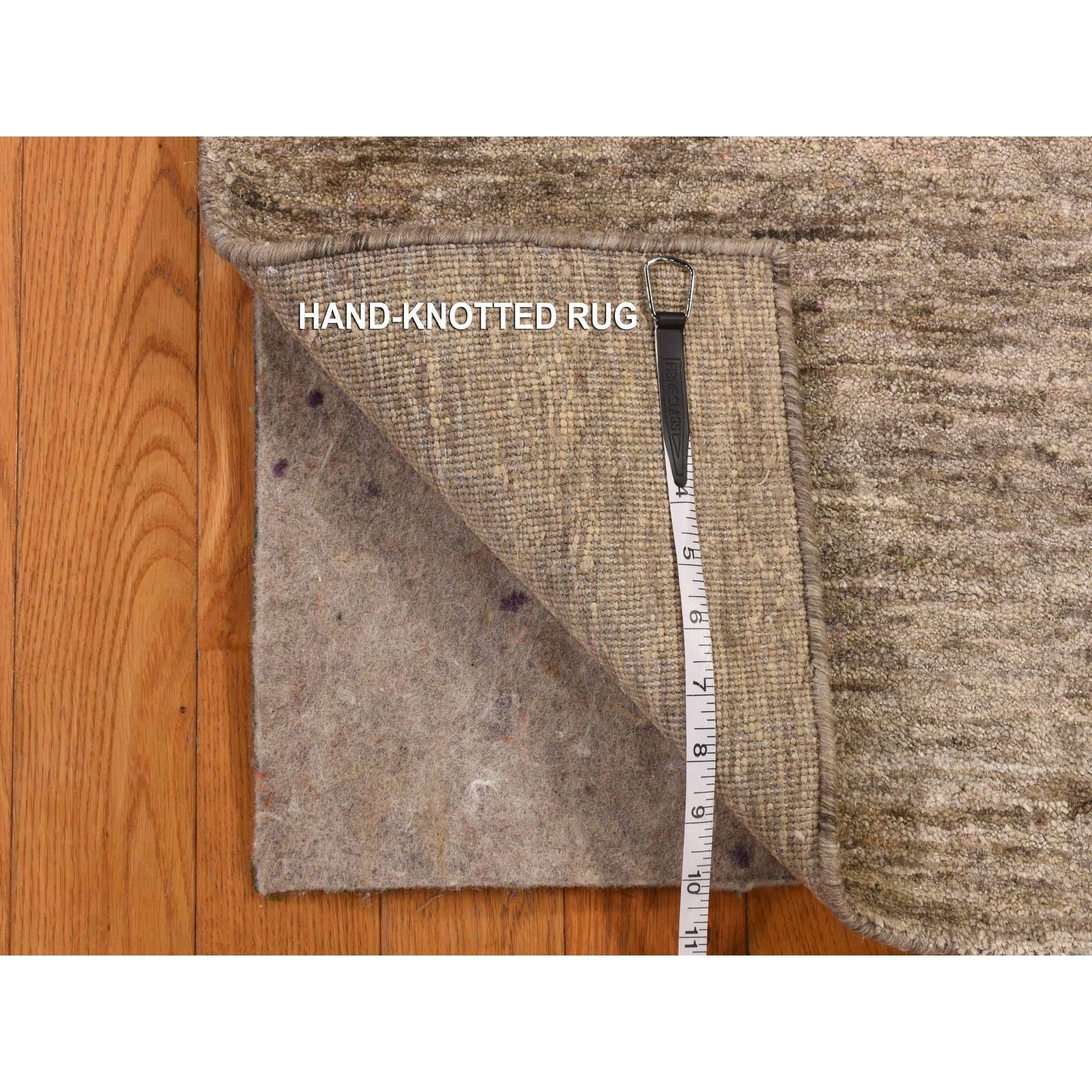 XXI secolo e contemporaneo 2'x3' Cashmere Brown Pure Sari Silk Hand Knotted Plain Solid Design Rugs in vendita