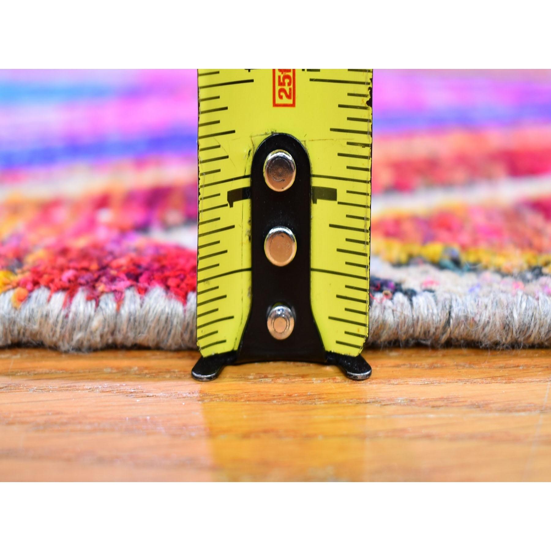 Indien 2'x3' Tapis noué à la main en soie Sari et laine texturée à motifs de chevrons colorés en vente