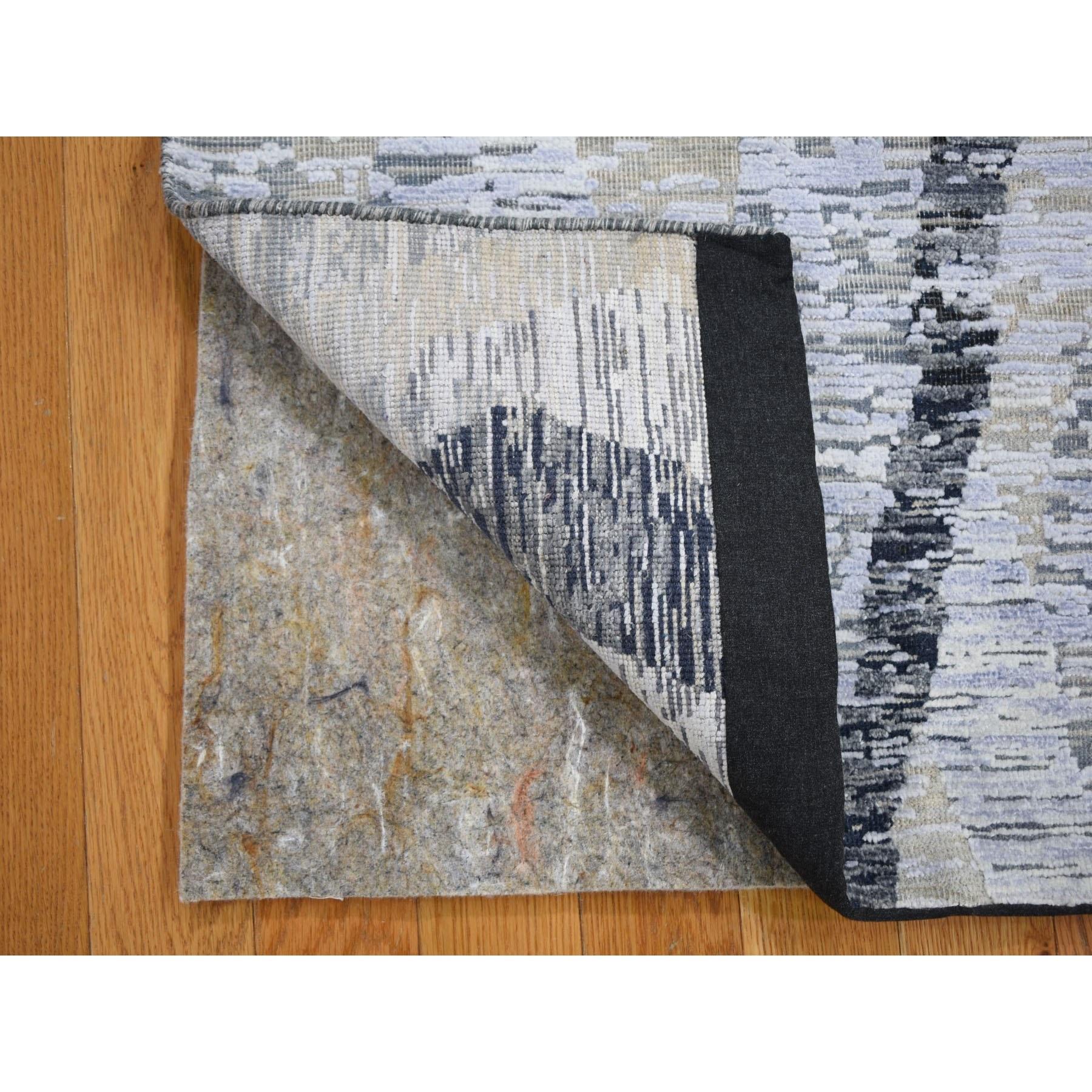 Il s'agit d'un véritable tapis DIMENSIONAL CURTAINS en soie grise et laine texturée, noué à la main. Il a été noué pendant des mois et des mois selon les techniques séculaires du tissage persan par des artisans experts.
Matériaux primaires : Laine