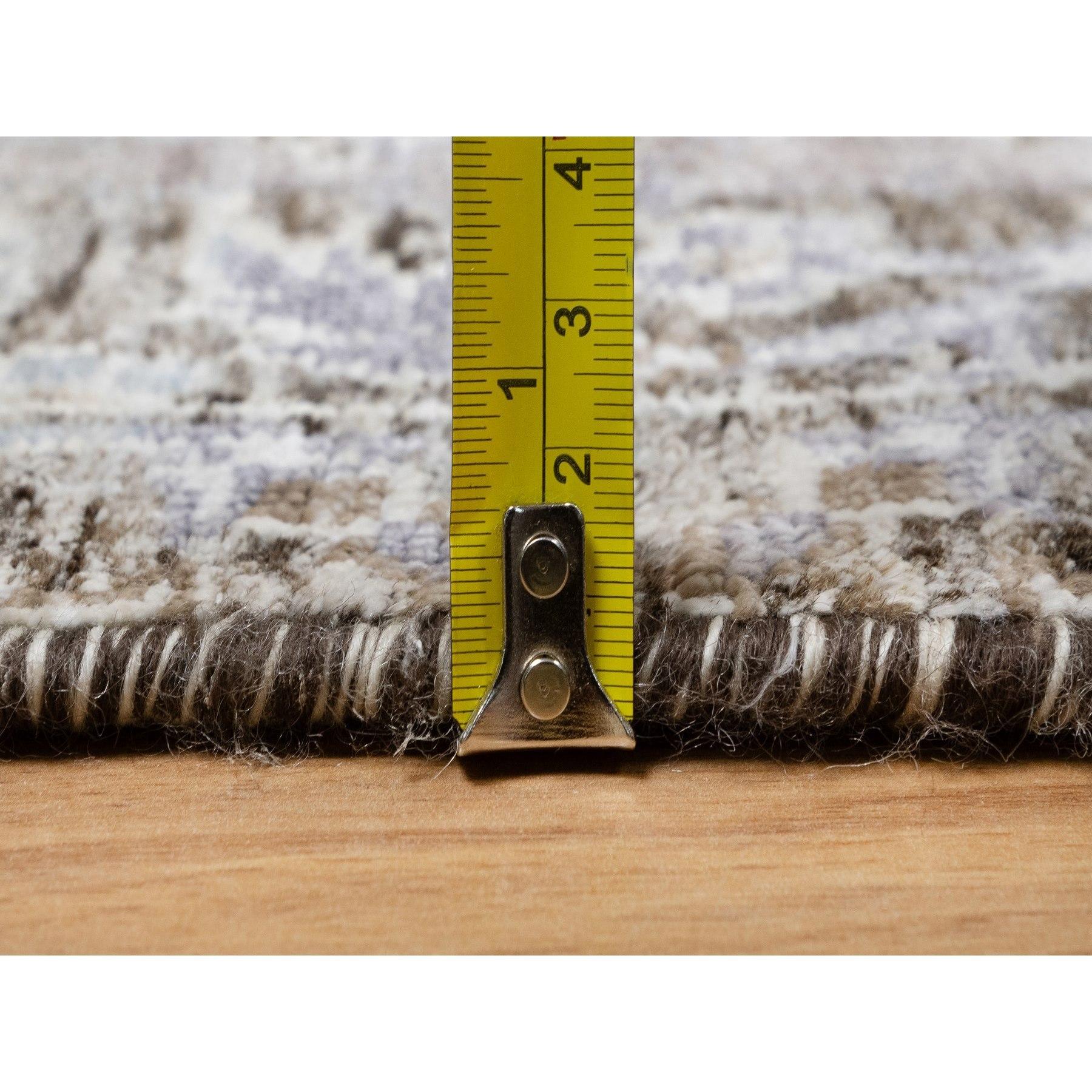 XXI secolo e contemporaneo 2'x3' Falcon Gray Silk and Wool Hand Knotted Willow Cypress Tree Mat Rugs (Tappeto in seta e lana annodato a mano) in vendita