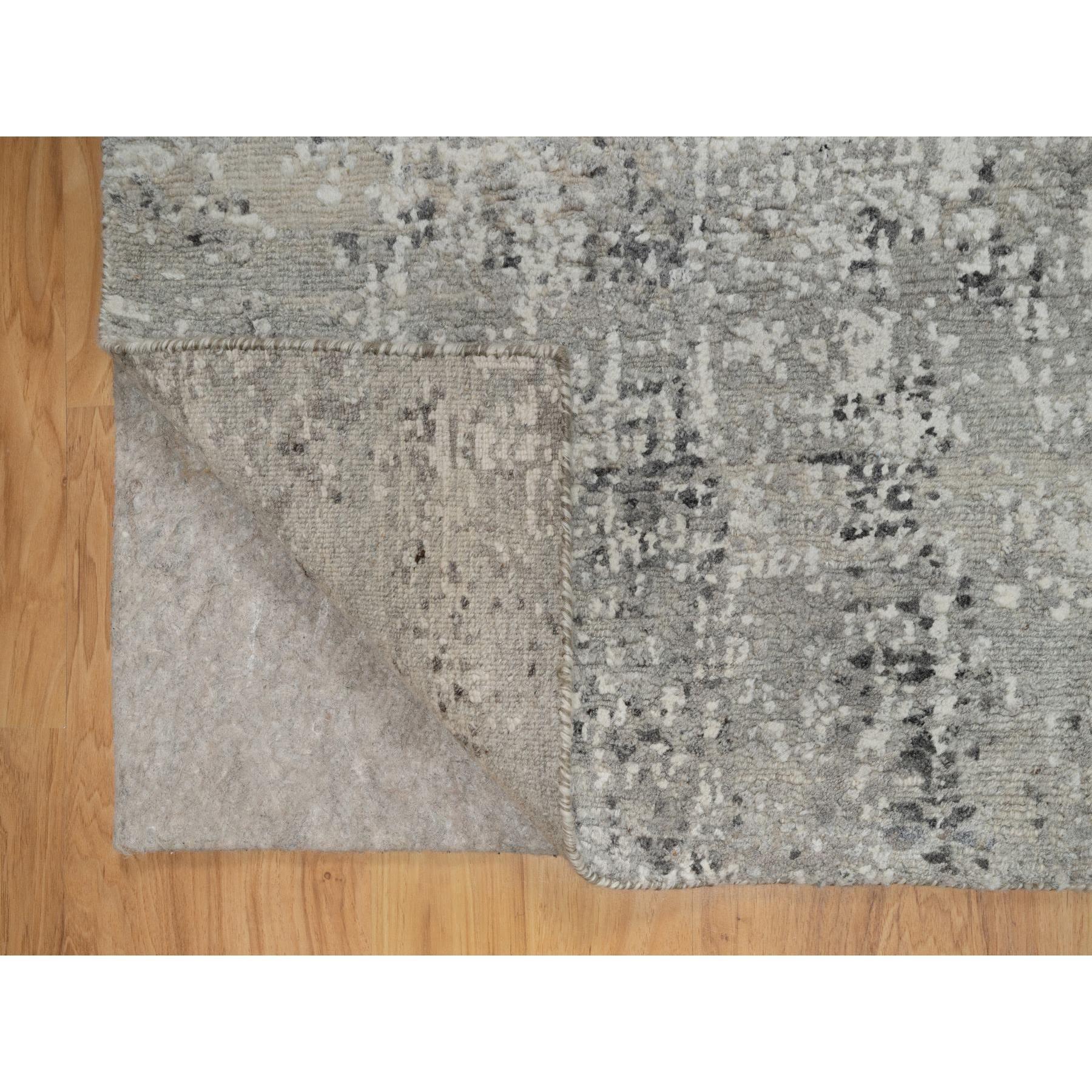 Moderno 2'x3' Fossil Gray Undyed Natural Wool Hand Knotted Modern Design Rugs (Tappeto grigio fossile non colorato in lana naturale) in vendita