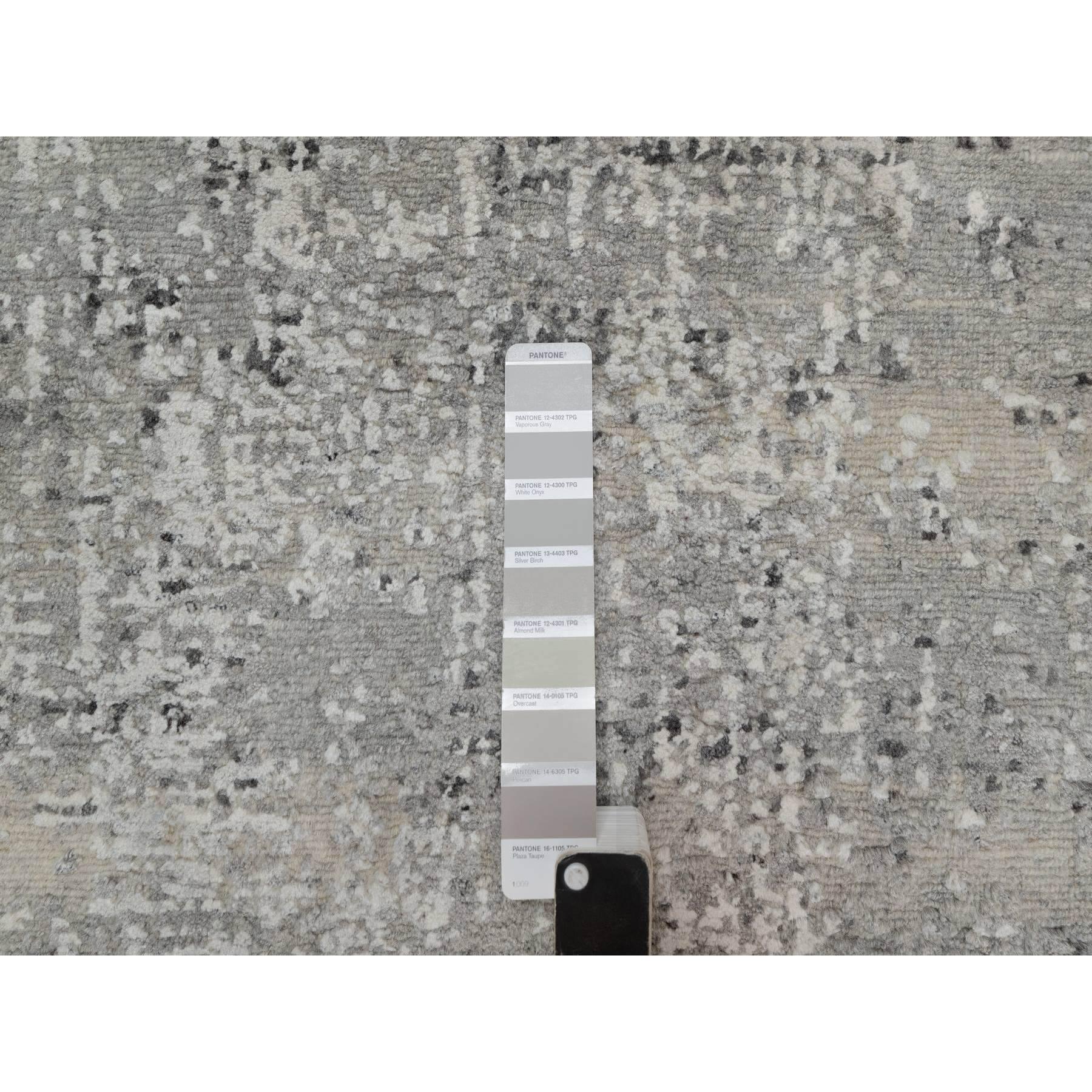 Indiano 2'x3' Fossil Gray Undyed Natural Wool Hand Knotted Modern Design Rugs (Tappeto grigio fossile non colorato in lana naturale) in vendita