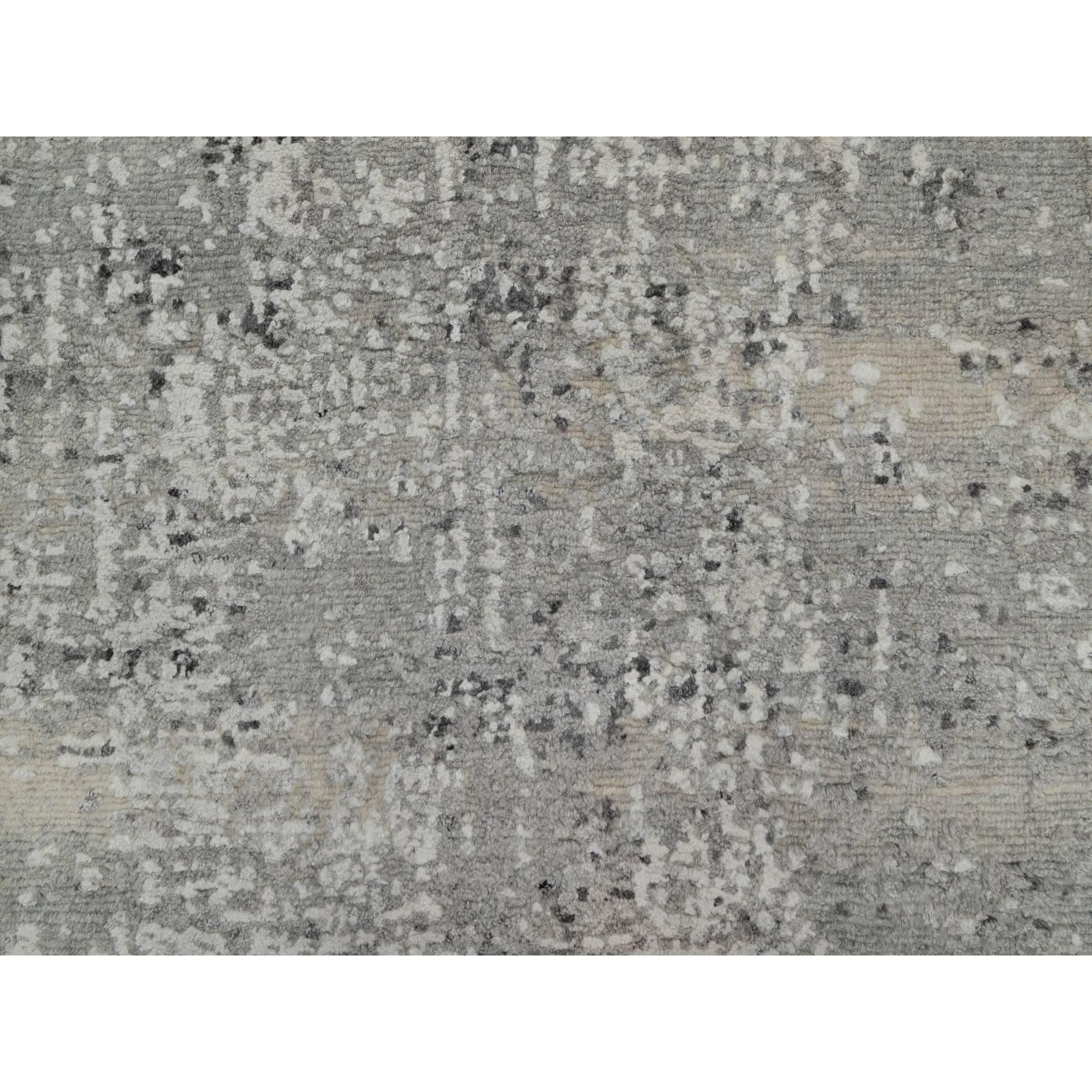 Annodato a mano 2'x3' Fossil Gray Undyed Natural Wool Hand Knotted Modern Design Rugs (Tappeto grigio fossile non colorato in lana naturale) in vendita