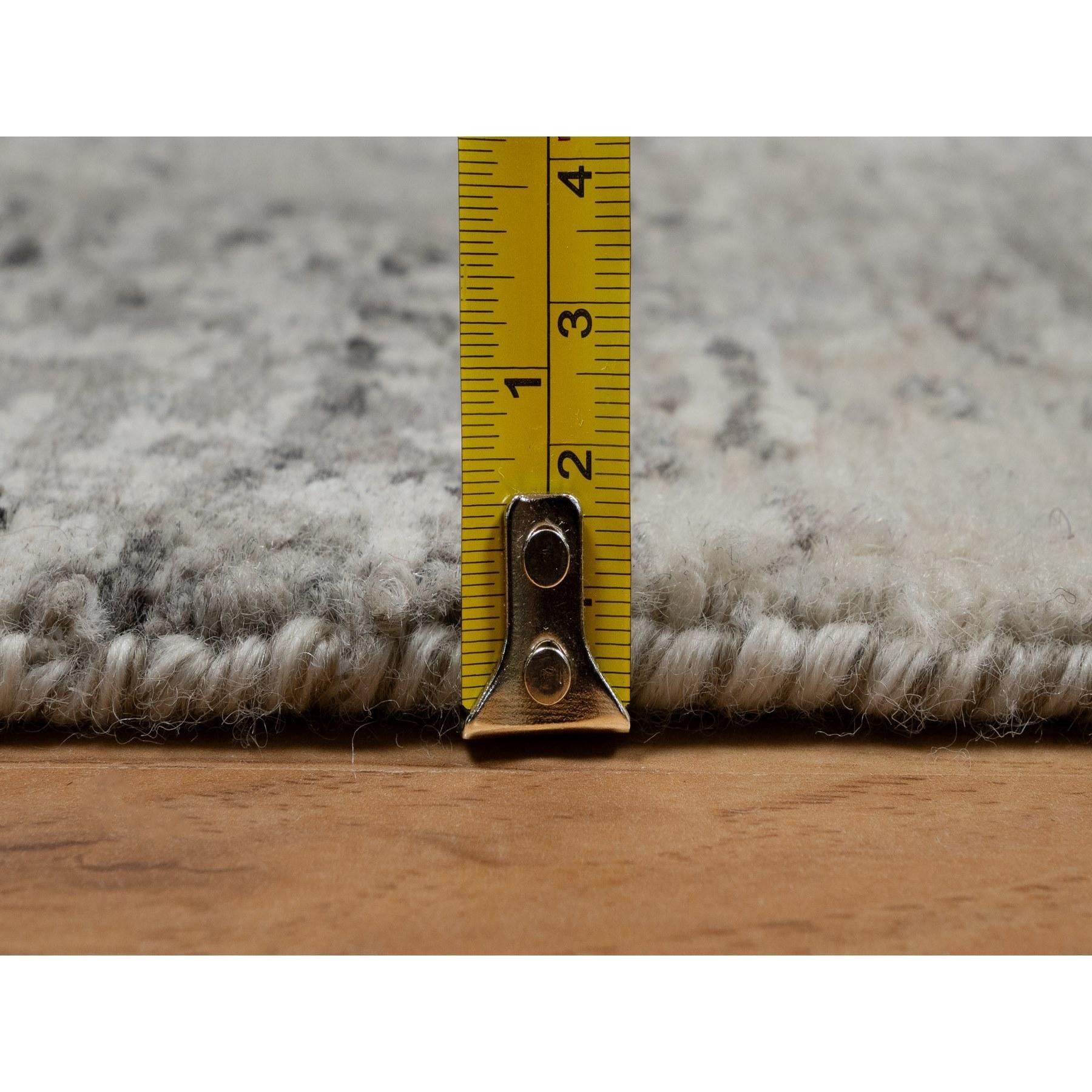 XXI secolo e contemporaneo 2'x3' Fossil Gray Undyed Natural Wool Hand Knotted Modern Design Rugs (Tappeto grigio fossile non colorato in lana naturale) in vendita