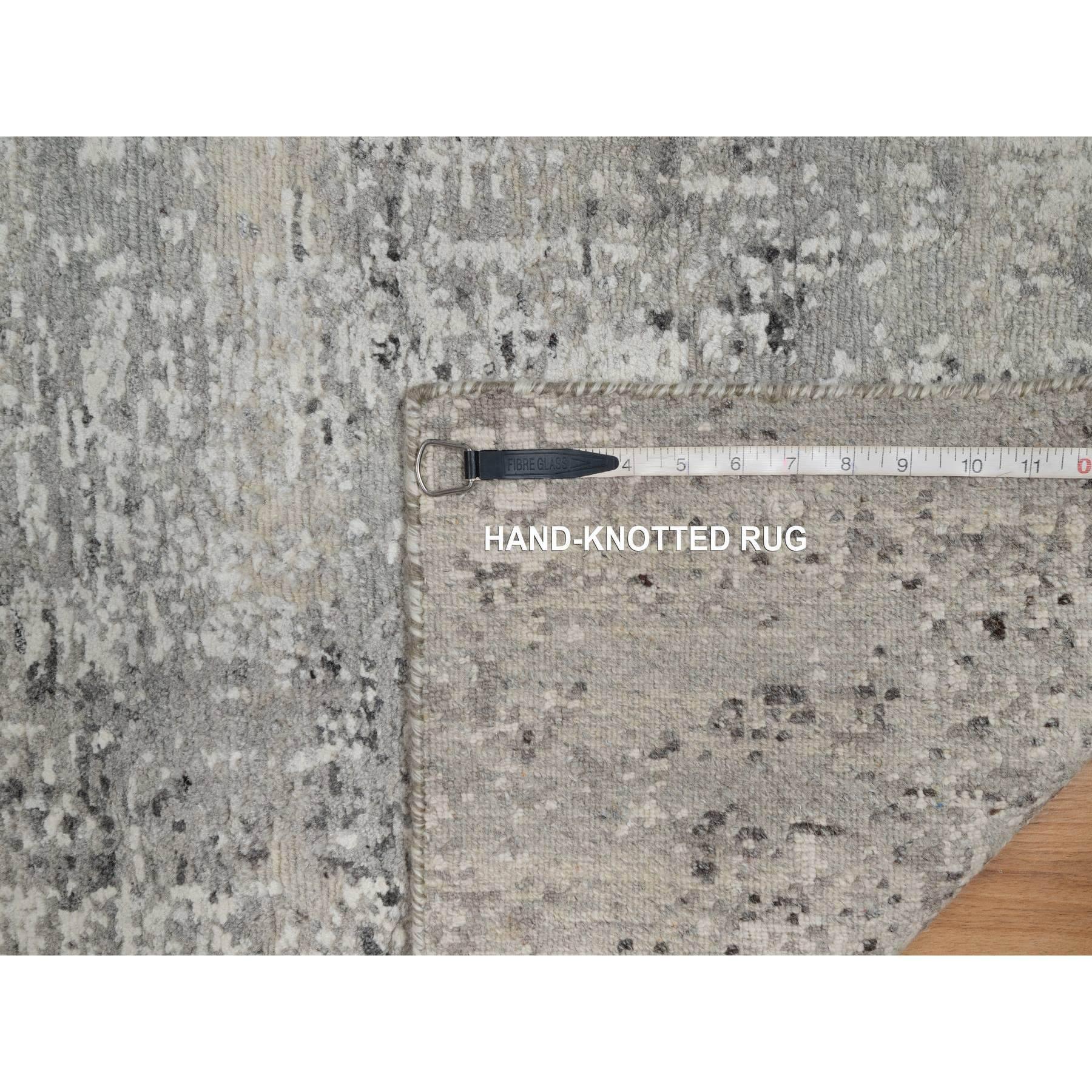 Lana 2'x3' Fossil Gray Undyed Natural Wool Hand Knotted Modern Design Rugs (Tappeto grigio fossile non colorato in lana naturale) in vendita