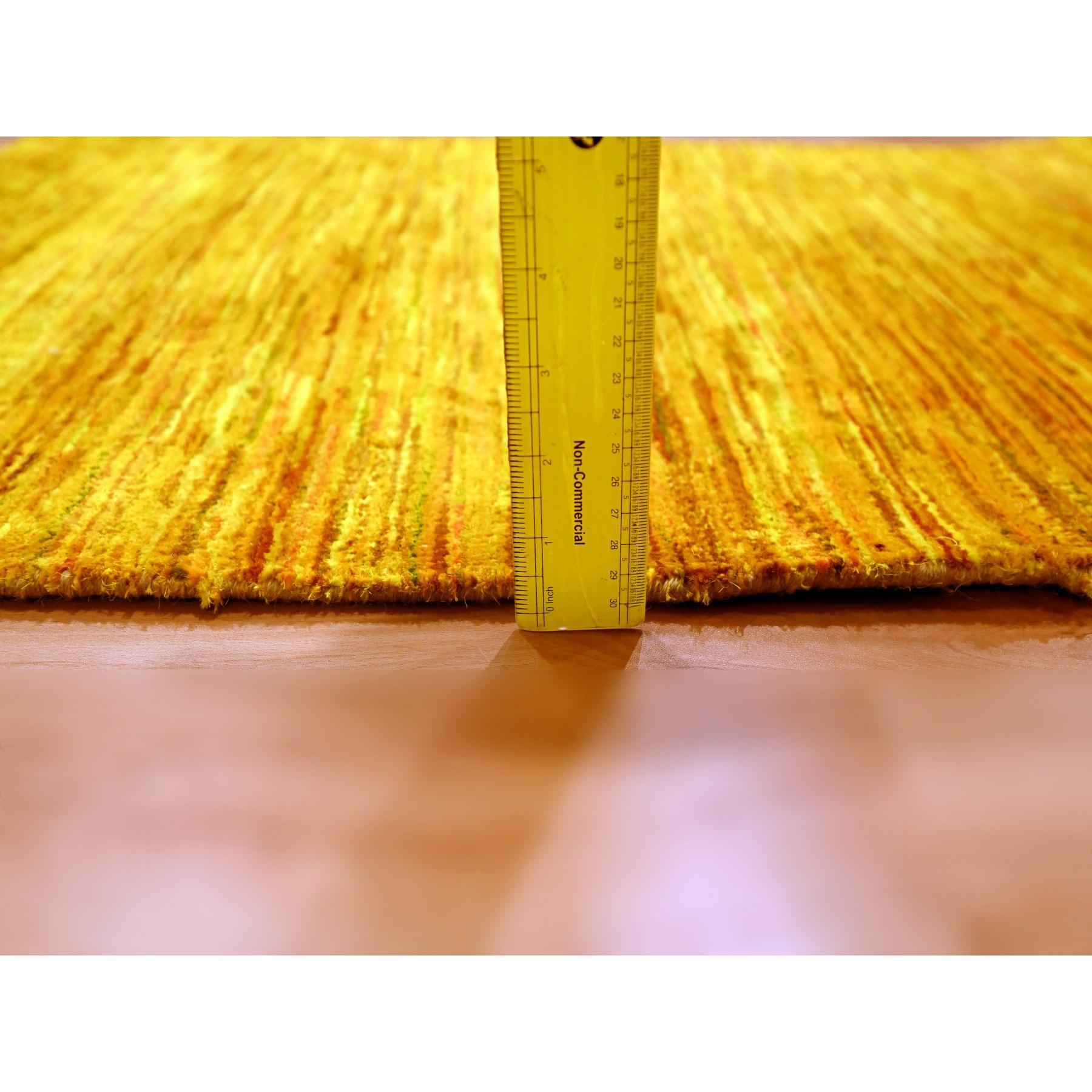 Alfombra Sari de Seda Pura Anudada a Mano de Color Dorado 2'x3' Diseño Sólido Liso Moderno en venta