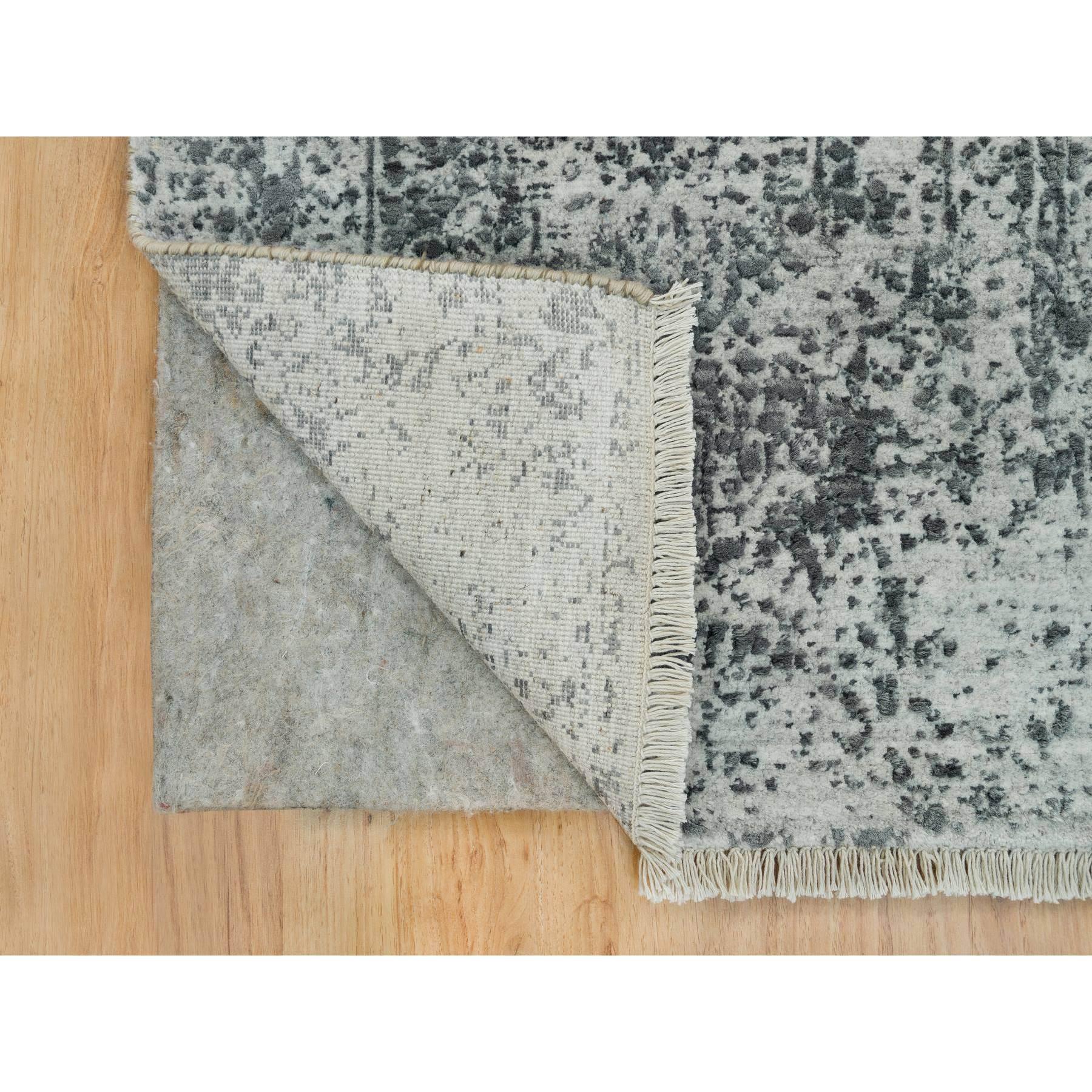 2'x3' Grau Broken Zoroastrian Hand Knotted Design Wolle und Seide Matte Teppich (Mittelalterlich) im Angebot