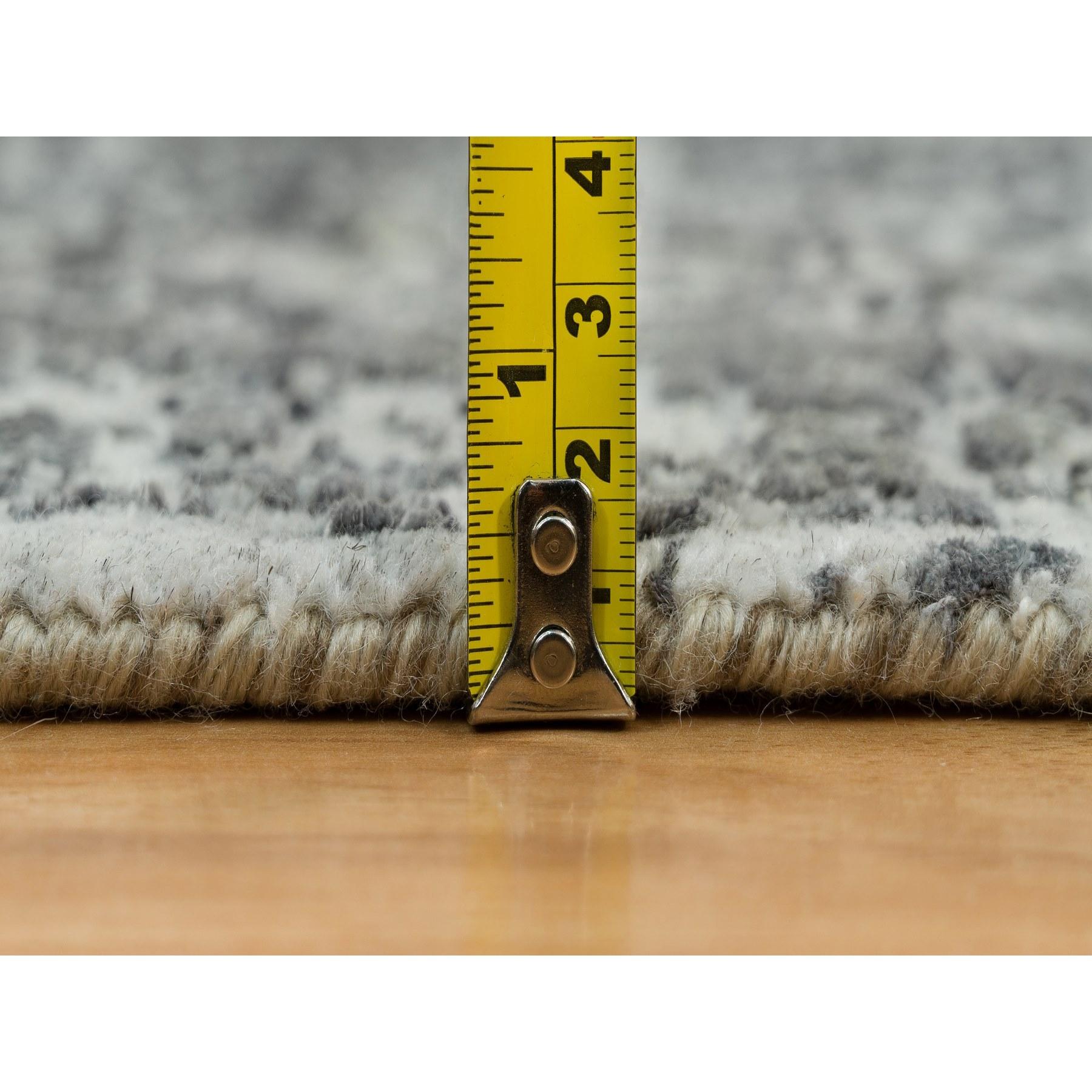 2'x3' Grau Broken Zoroastrian Hand Knotted Design Wolle und Seide Matte Teppich (21. Jahrhundert und zeitgenössisch) im Angebot