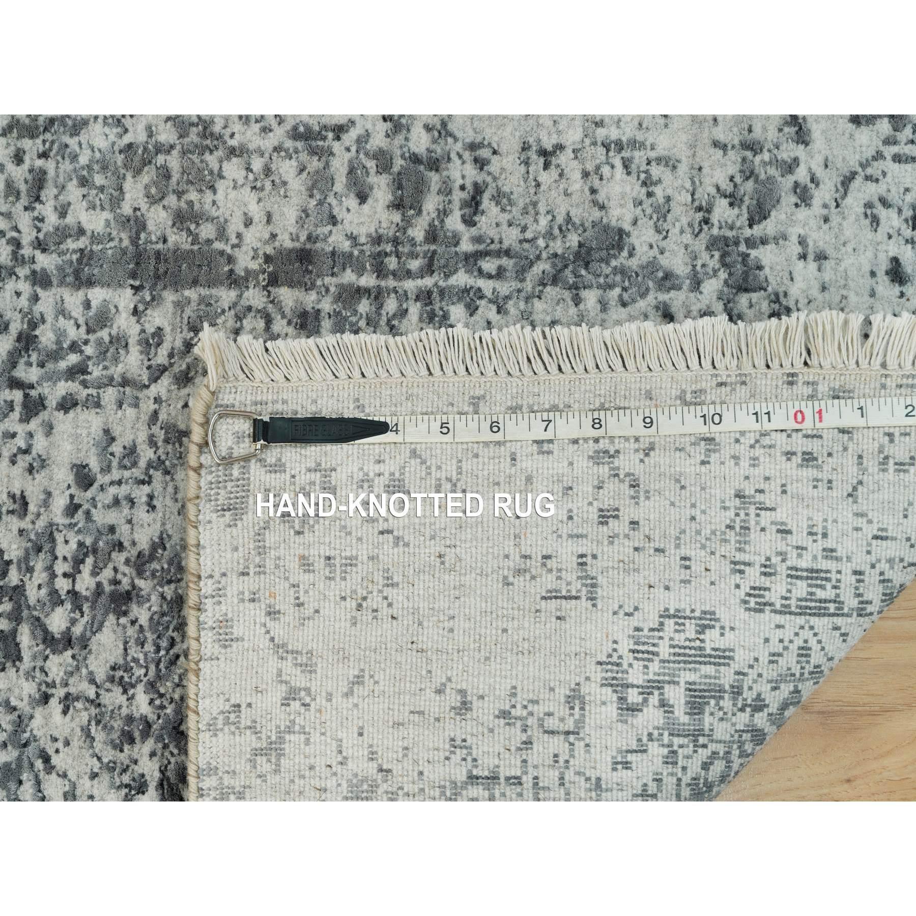 2'x3' Grau Broken Zoroastrian Hand Knotted Design Wolle und Seide Matte Teppich im Angebot 1