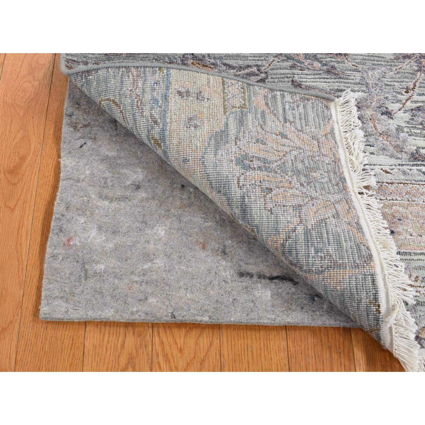 2'x3' Alfombra oriental anudada a mano de seda y lana texturizada con diseño mogol gris Oushak en venta