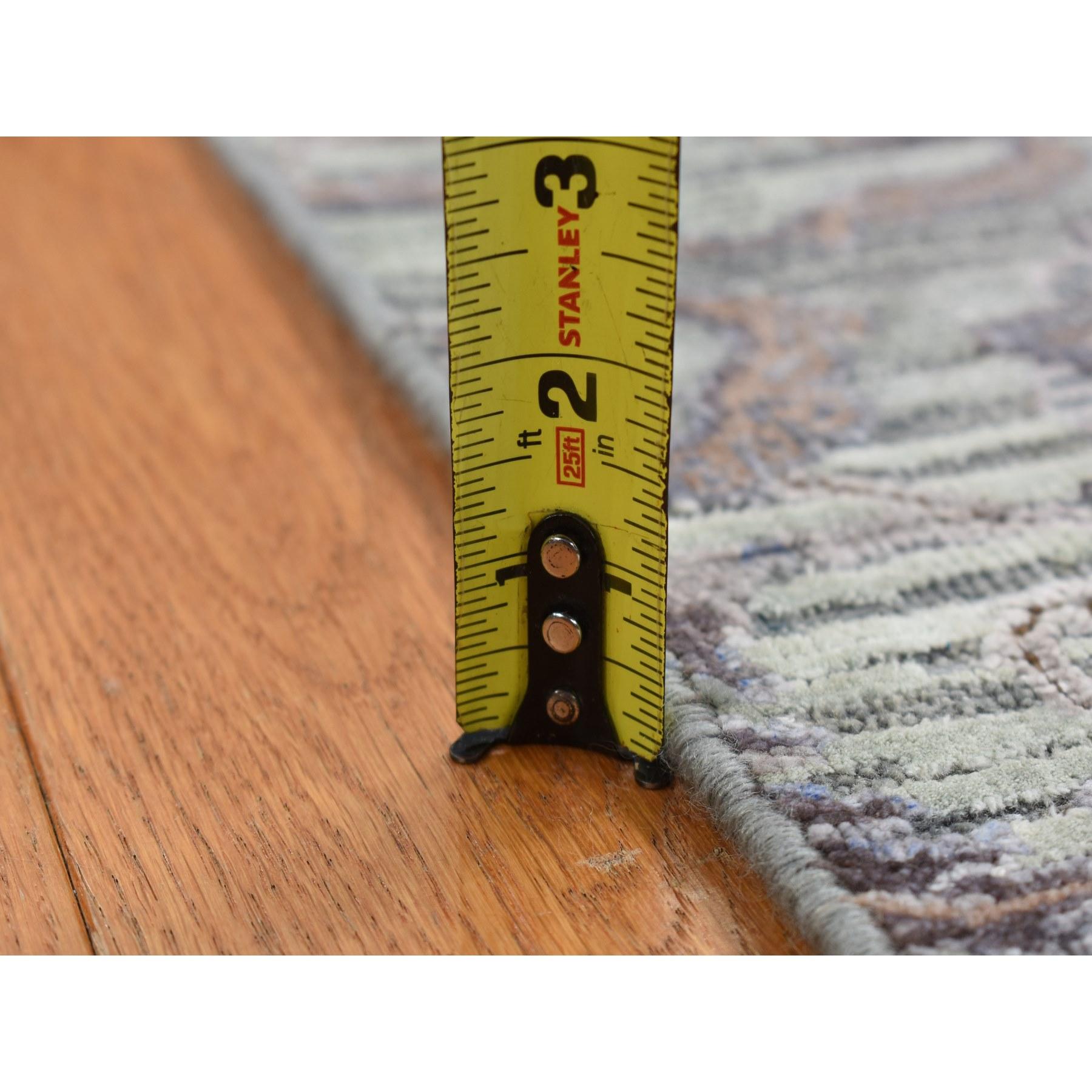 2'x3' Alfombra oriental anudada a mano de seda y lana texturizada con diseño mogol gris Siglo XXI y contemporáneo en venta