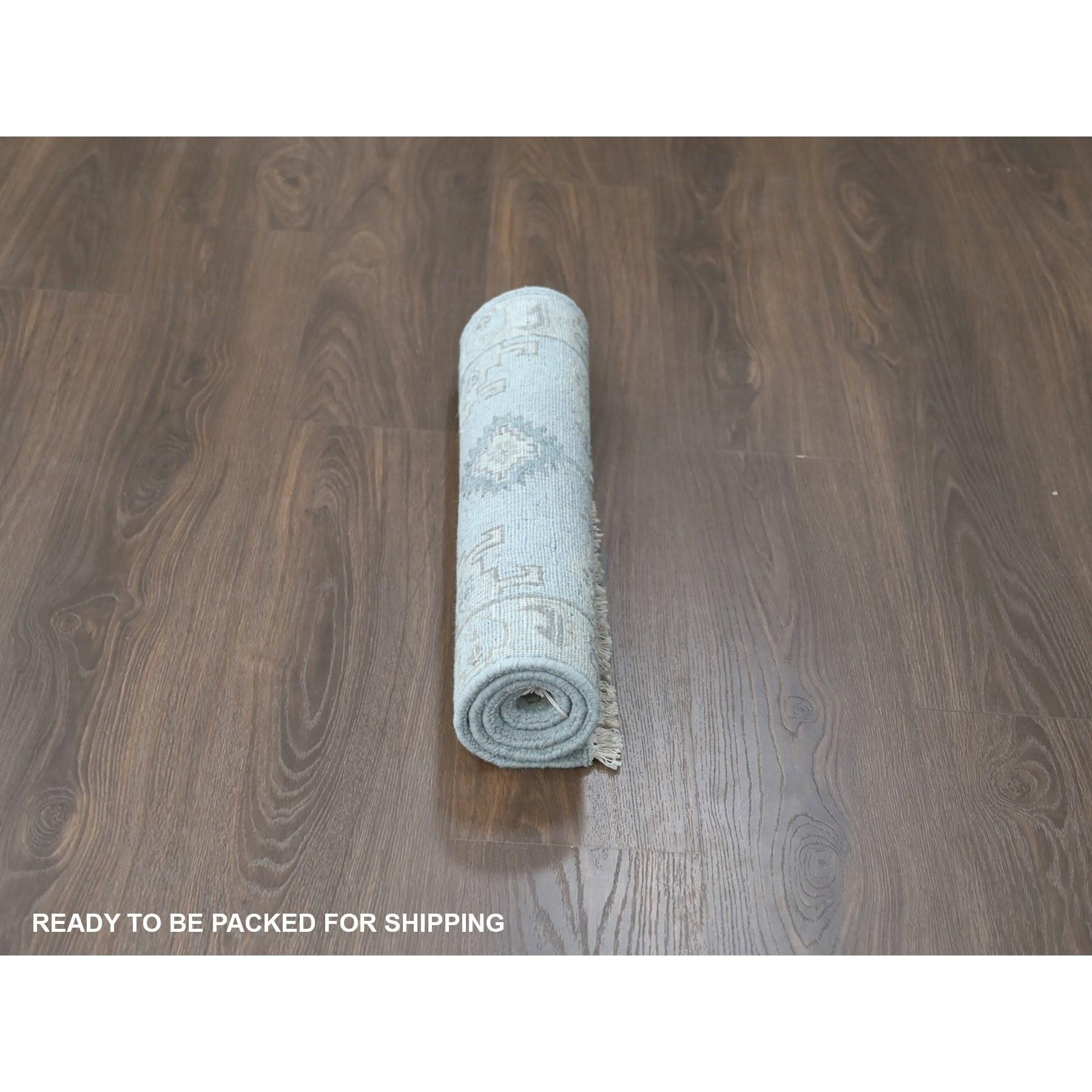 Annodato a mano Tappeto di lana annodato a mano 2'x3' grigio ispirato al villaggio persiano e dal design geometrico in vendita