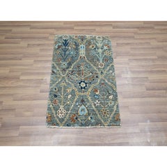 Tappeto Small Rugs in lana annodato a mano con traliccio verde e senza bordi, 2'x3'
