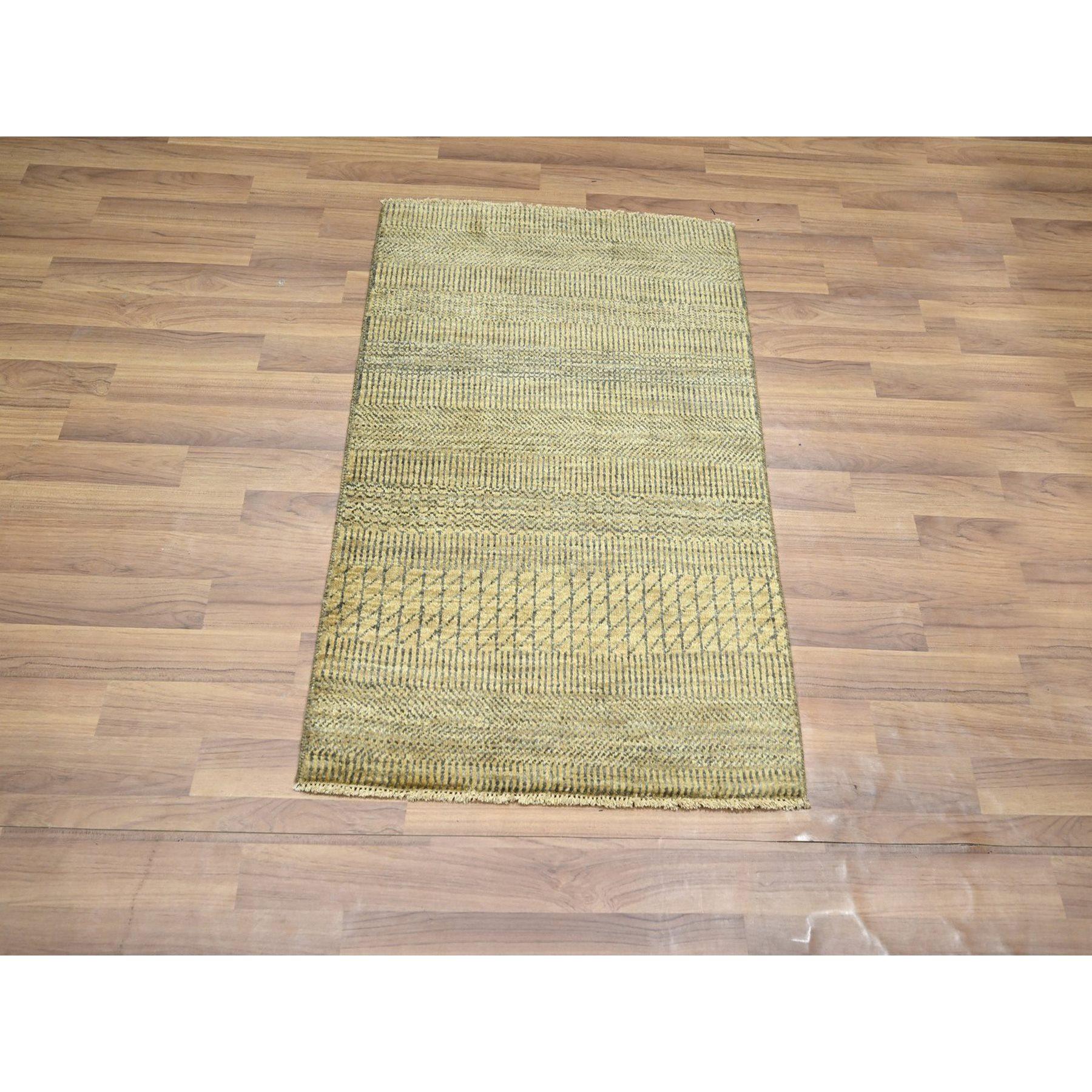 Honigbraun, Modernes Gras Design, Handgeknüpft, Wolle mit einem Hauch von Seide, Ton in Ton, Üppig und Plüsch, Matt, Muster, Orientteppich
Primäre MATERIALIEN: Wolle
Latex: Kein Flor 
Höhe: 0,25 Zoll
Stil: AM Contemporary
Grundfarbe: Braun
Sekundäre