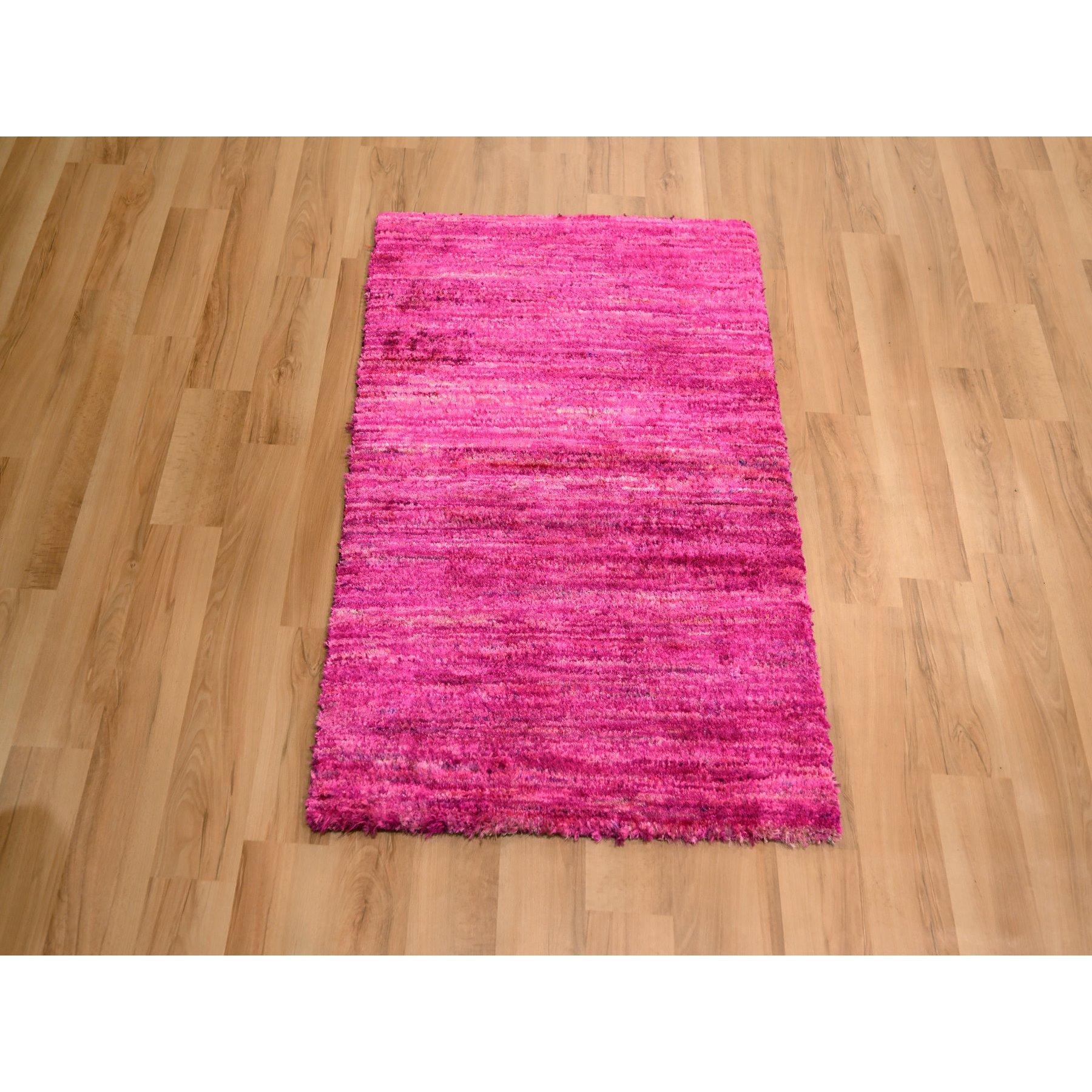 Rose vif, Design/One uni, Pure Soie Sari, Noué à la main, Échantillon, Rayé, Tapis, Tapis d'Orient
Matières premières : Soie Sari
Latex : Pas de poils 
hauteur : 0,25 pouces
Style : Contemporain
Couleur primaire : rose
Couleurs secondaires :