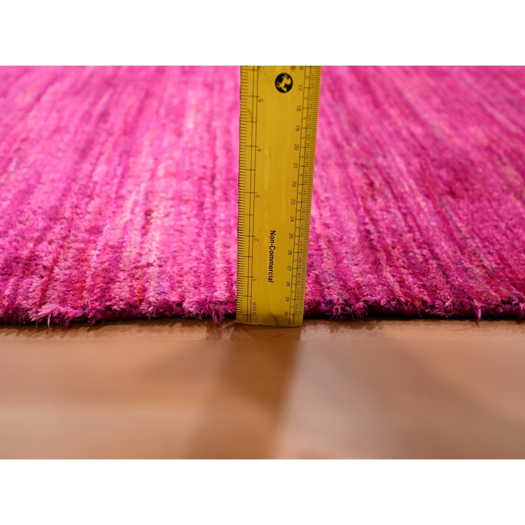 Moderne 2'x3' Tapis en soie pure Sari nouée à la main rose vif uni Design Solid en vente