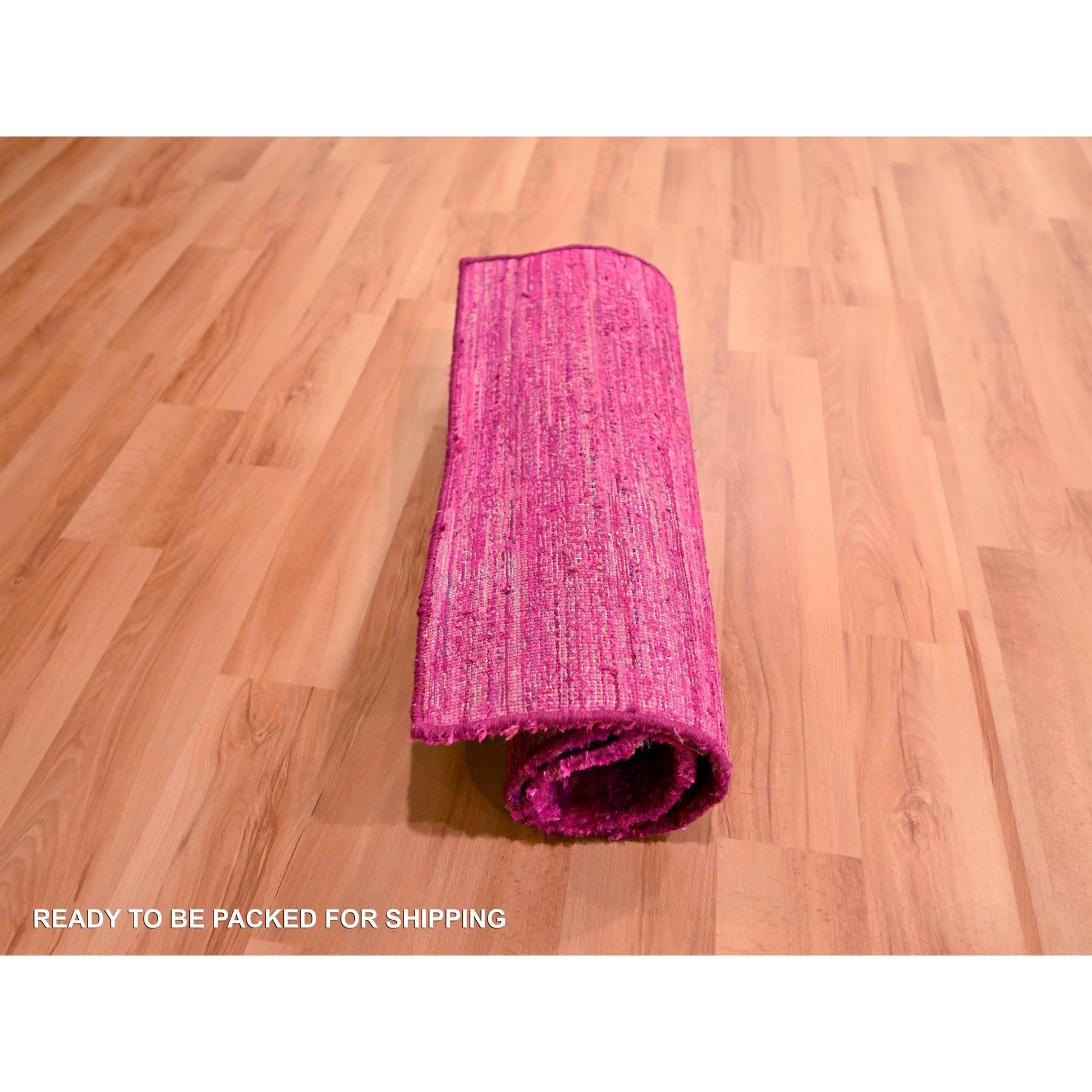 Noué à la main 2'x3' Tapis en soie pure Sari nouée à la main rose vif uni Design Solid en vente