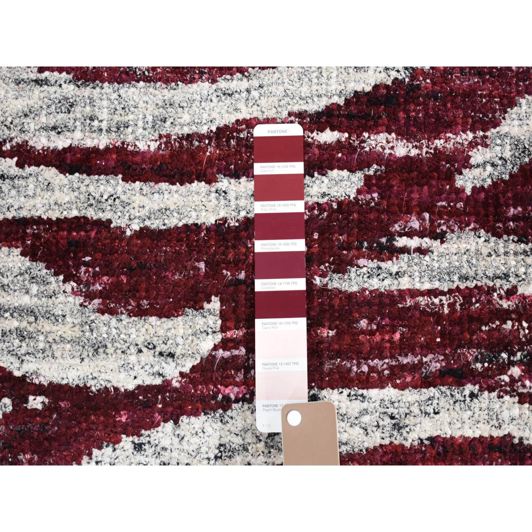 Moderne 2'x3' Ivoire et rouge bourgogne Design Modern Sari tapis de soie noué à la main en vente