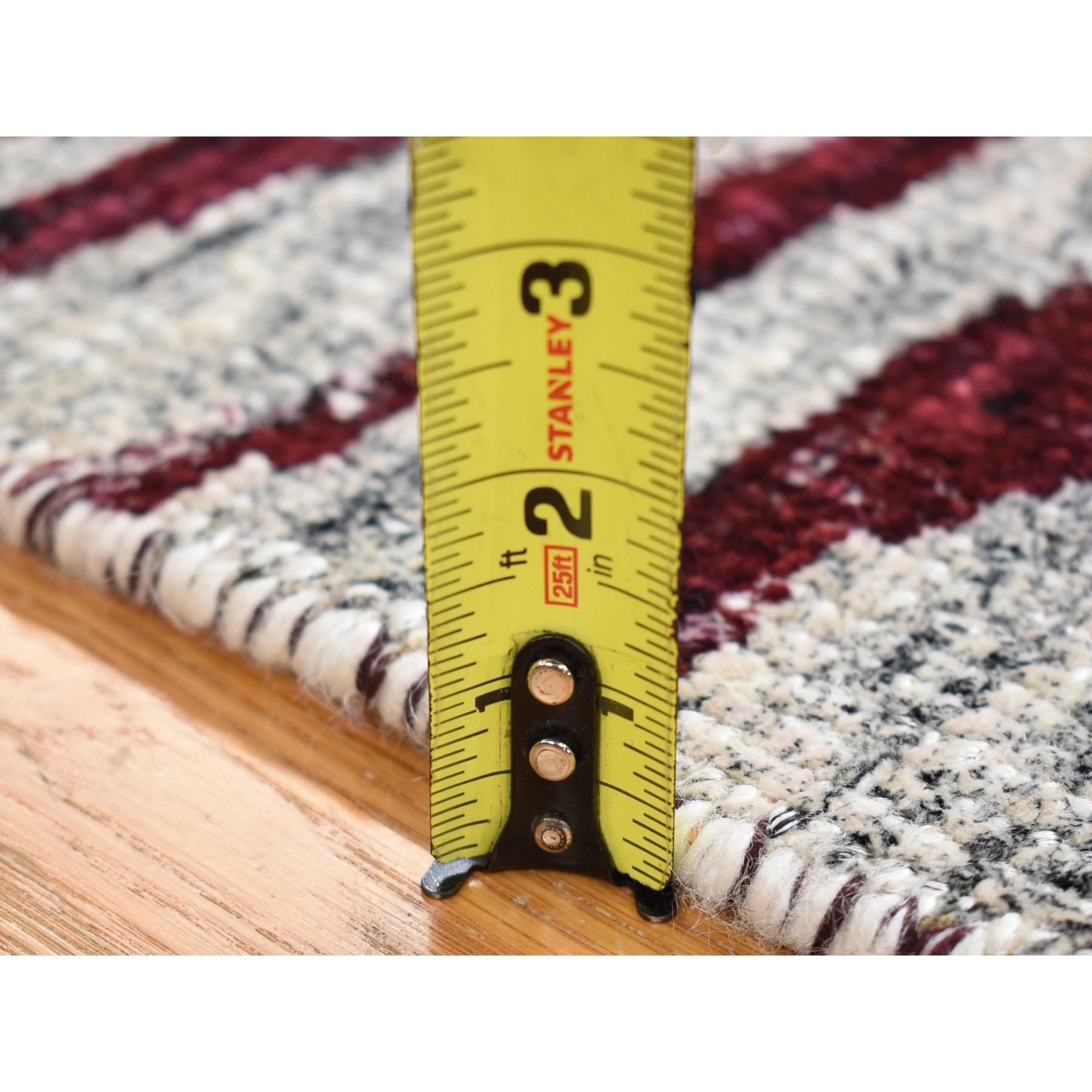 Noué à la main 2'x3' Ivoire et rouge bourgogne Design Modern Sari tapis de soie noué à la main en vente