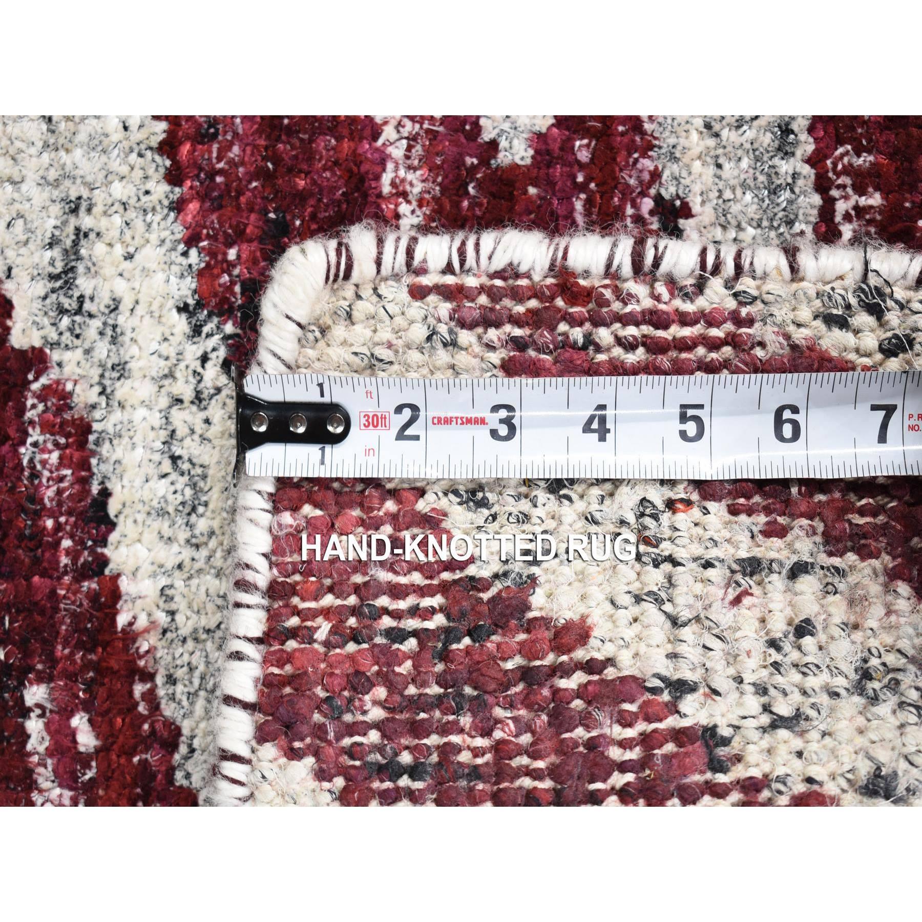2'x3' Ivoire et rouge bourgogne Design Modern Sari tapis de soie noué à la main Neuf - En vente à Carlstadt, NJ