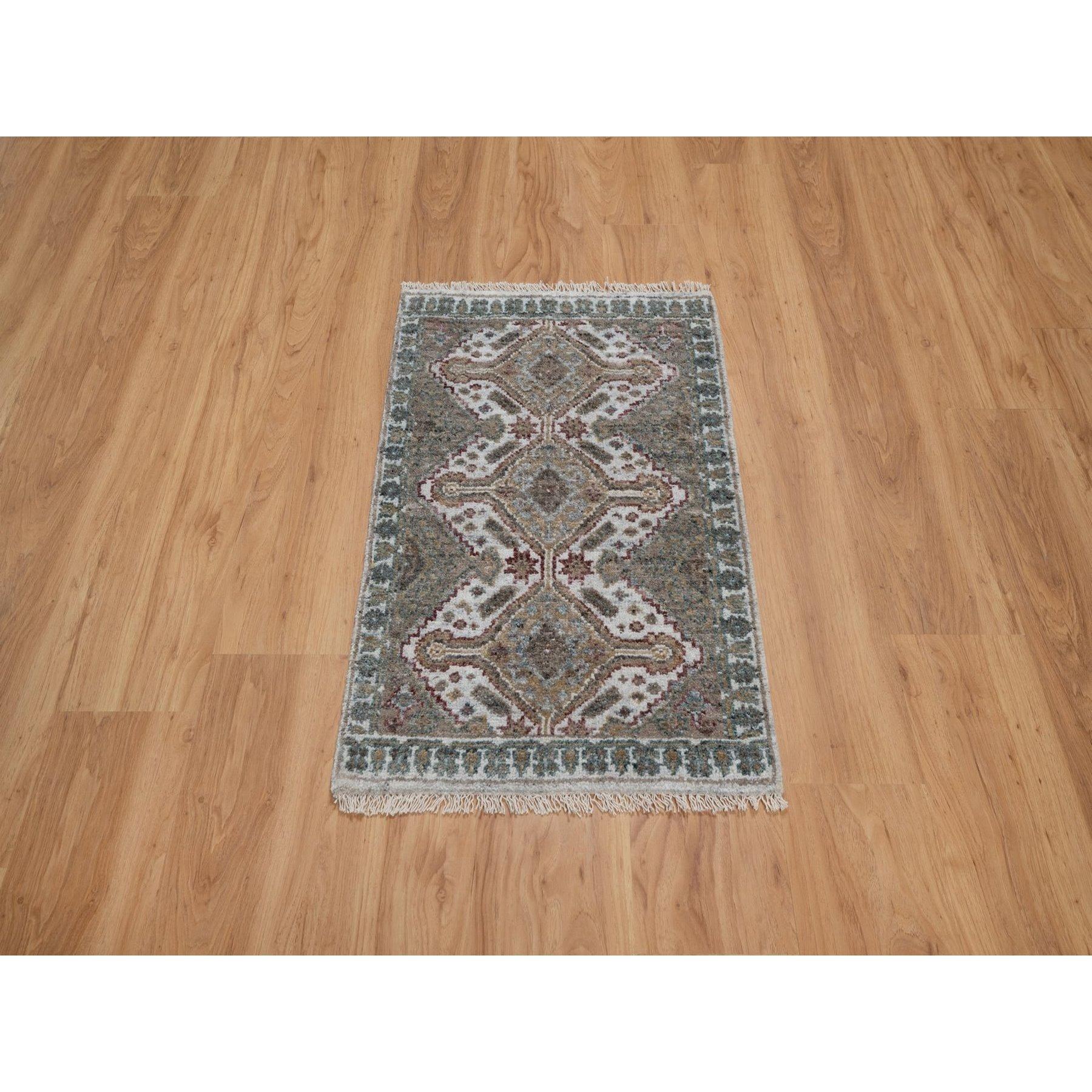 Blanc d'albâtre, bordure unique de rosettes de fleurs, Shiraz réimaginé, noué à la main, laine naturelle, épais et pelucheux, tapis, échantillon, tapis d'Orient
Matières premières : Laine
Latex : Pas de poils 
hauteur : 0,25 pouces
Style :