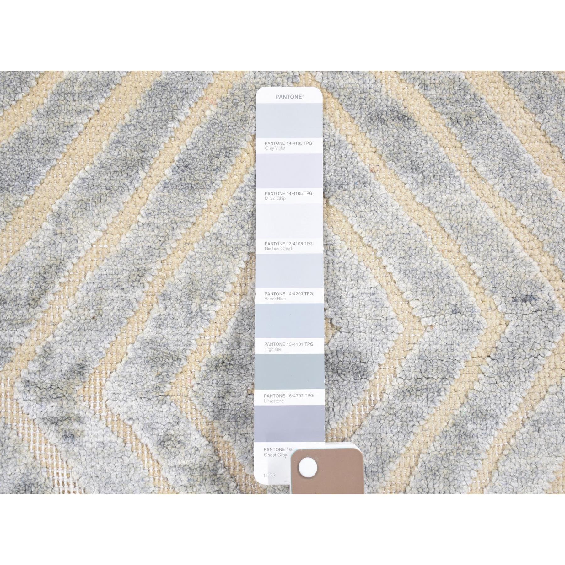 Médiéval 2'x3' Gris clair, Design moderne Soie et laine texturée Tapis noué à la main en vente