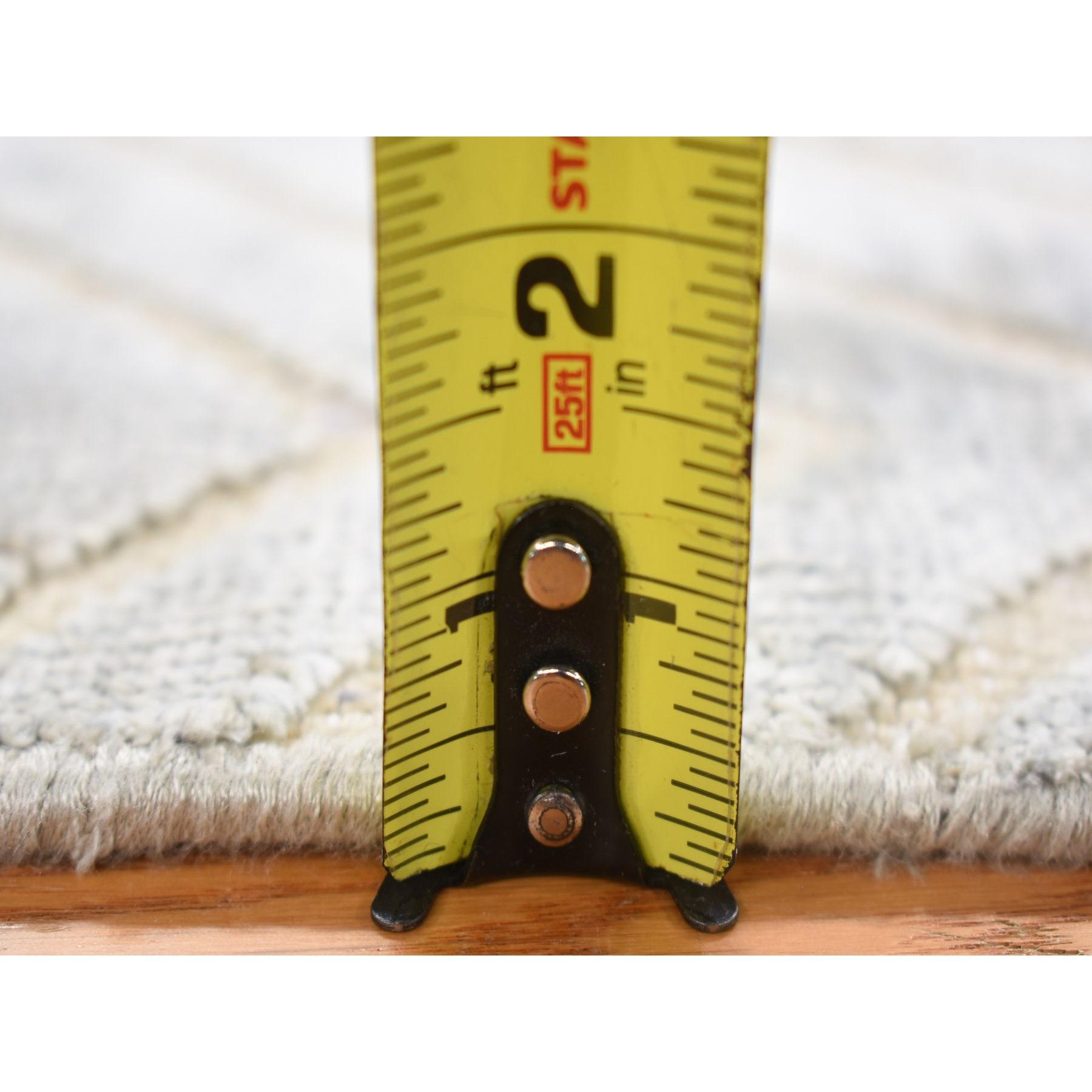 Noué à la main 2'x3' Gris clair, Design moderne Soie et laine texturée Tapis noué à la main en vente