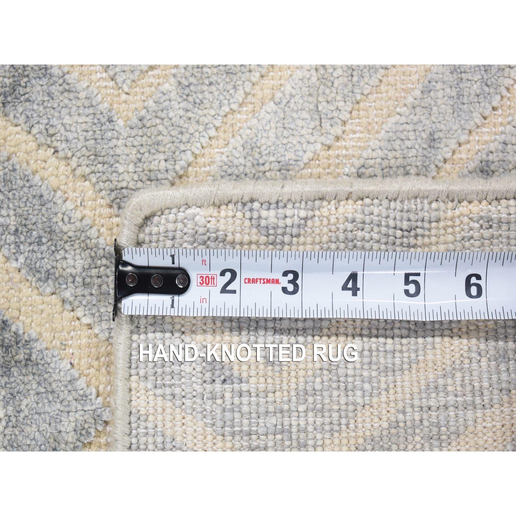 2'x3' Gris clair, Design moderne Soie et laine texturée Tapis noué à la main Neuf - En vente à Carlstadt, NJ
