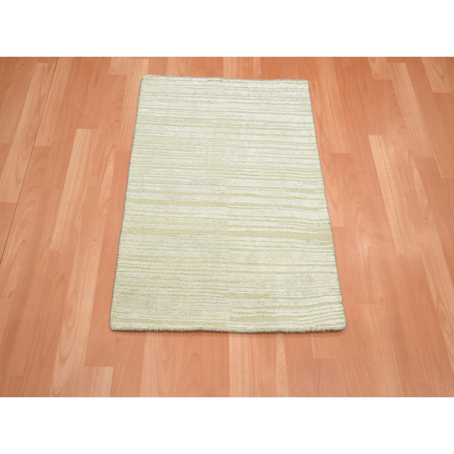 Photon White, Plain Line Design, Silk with Oxidized Wool, Hand Knotted, Textured Pile, Sample, Mat, Oriental Rug
Matériaux primaires : Laine et soie
Latex : Pas de poils 
hauteur : 0,25 pouces
Style : Contemporain
Couleur primaire : Ivoire
Couleurs