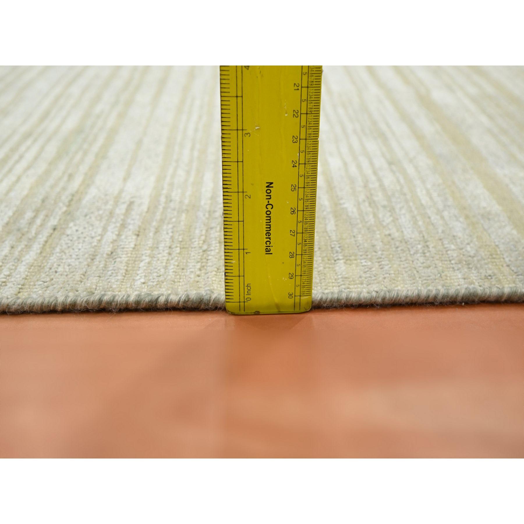 Moderne 2'x3' Lin blanc Plain Line Design Silk with Oxidized Wool Tapis noué à la main en vente