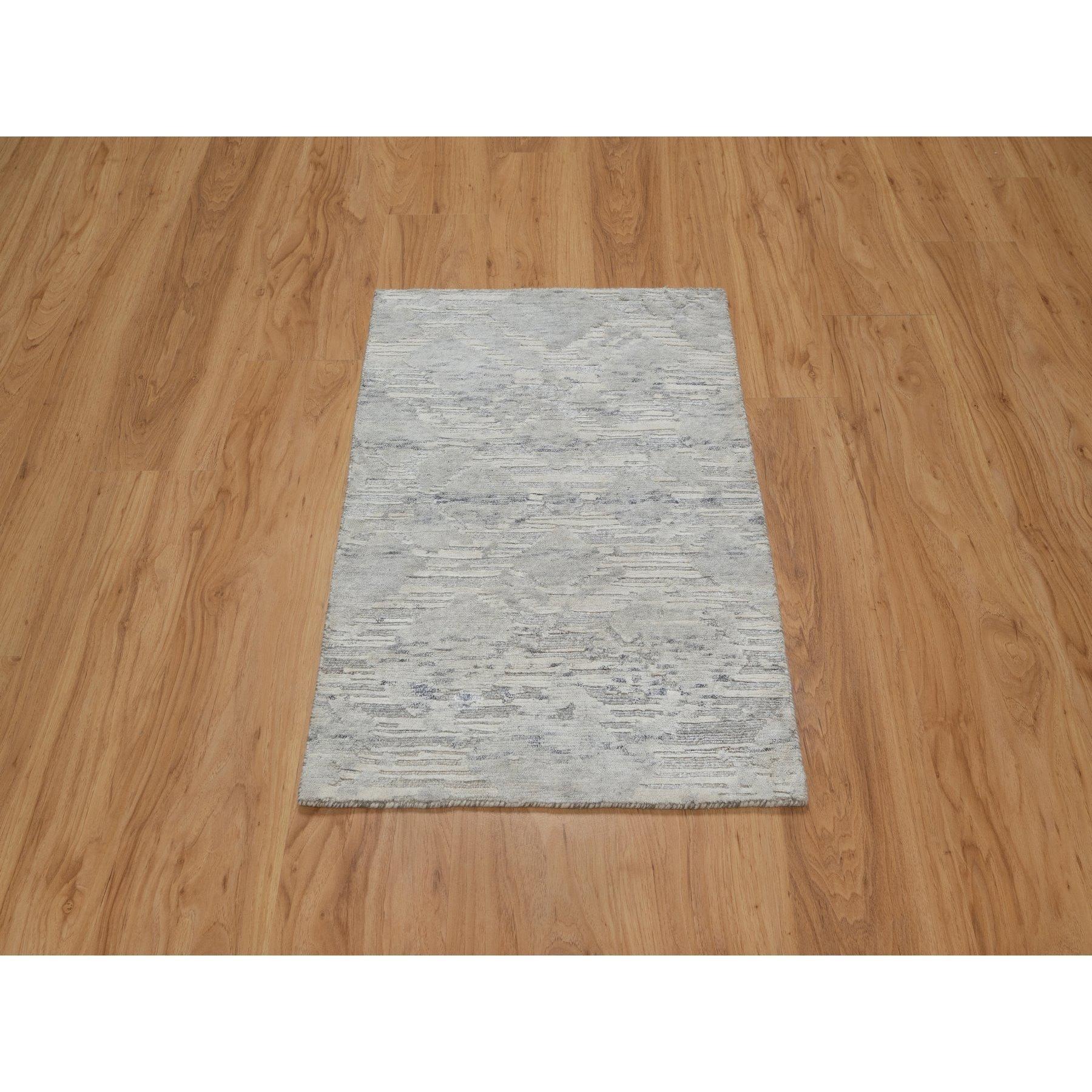 Grigio medio, Filato a mano in lana naturale non colorata, Design moderno, Pile tagliato e a cappio, Annodato a mano, Stuoia, Tappeto orientale
Materiali primari: Lana
Lattice: No Pile 
altezza: 0,25 pollici
Stile: Contemporaneo
Colore primario: