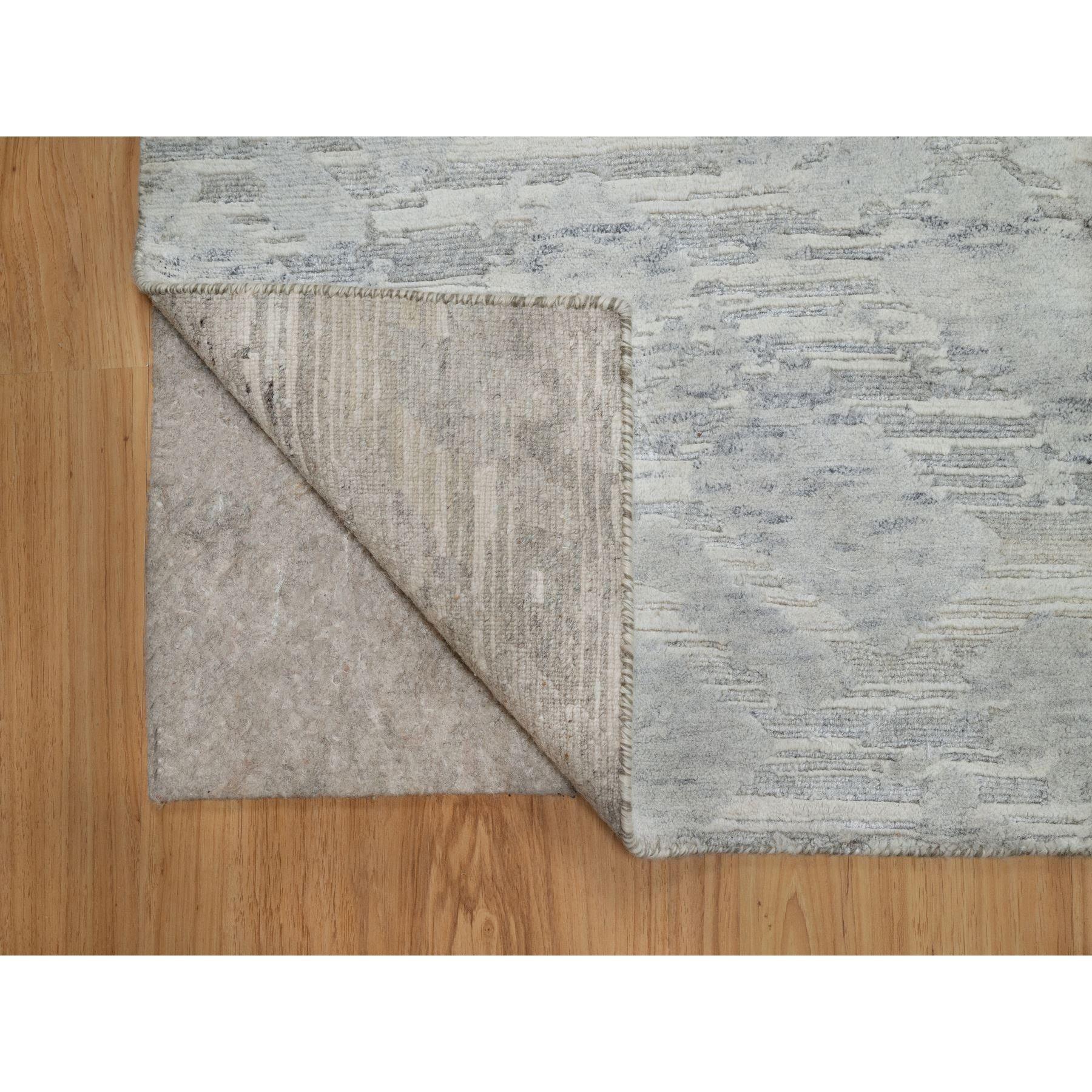 Moderno Tappeto in lana naturale non colorata grigio medio 2'x3' dal design moderno annodato a mano in vendita