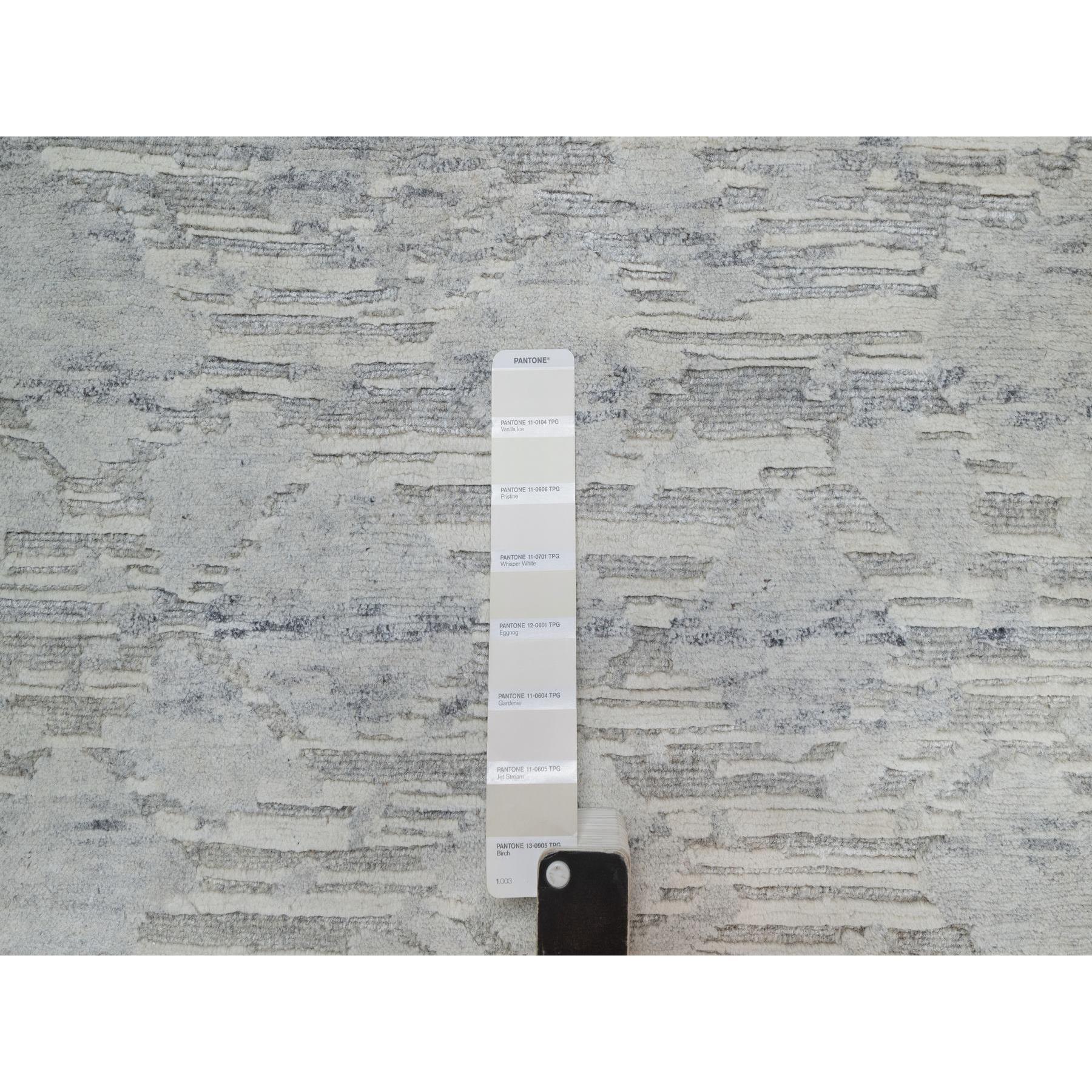 Indiano Tappeto in lana naturale non colorata grigio medio 2'x3' dal design moderno annodato a mano in vendita